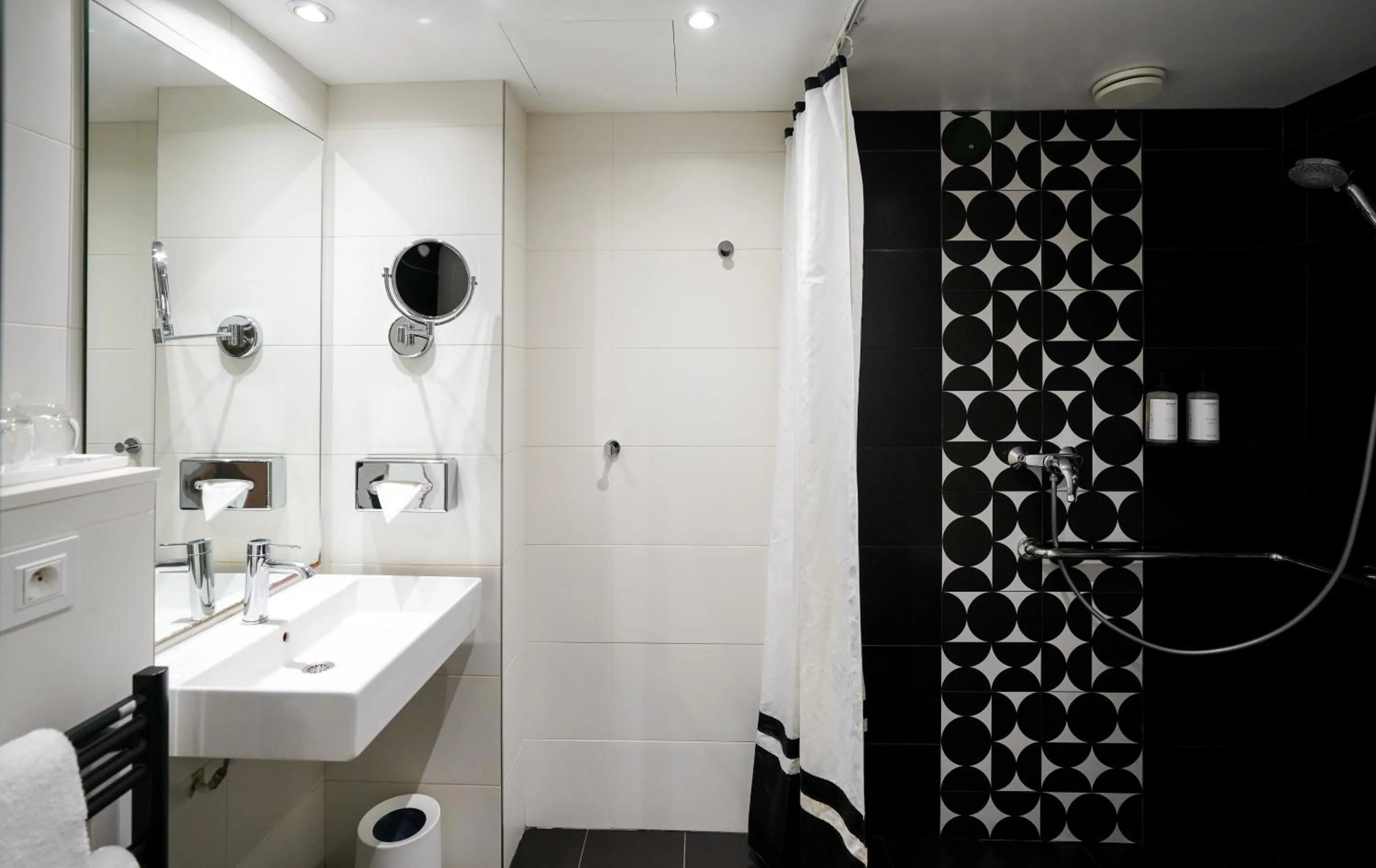 Shower in Hotel Ekta Champs Elysées