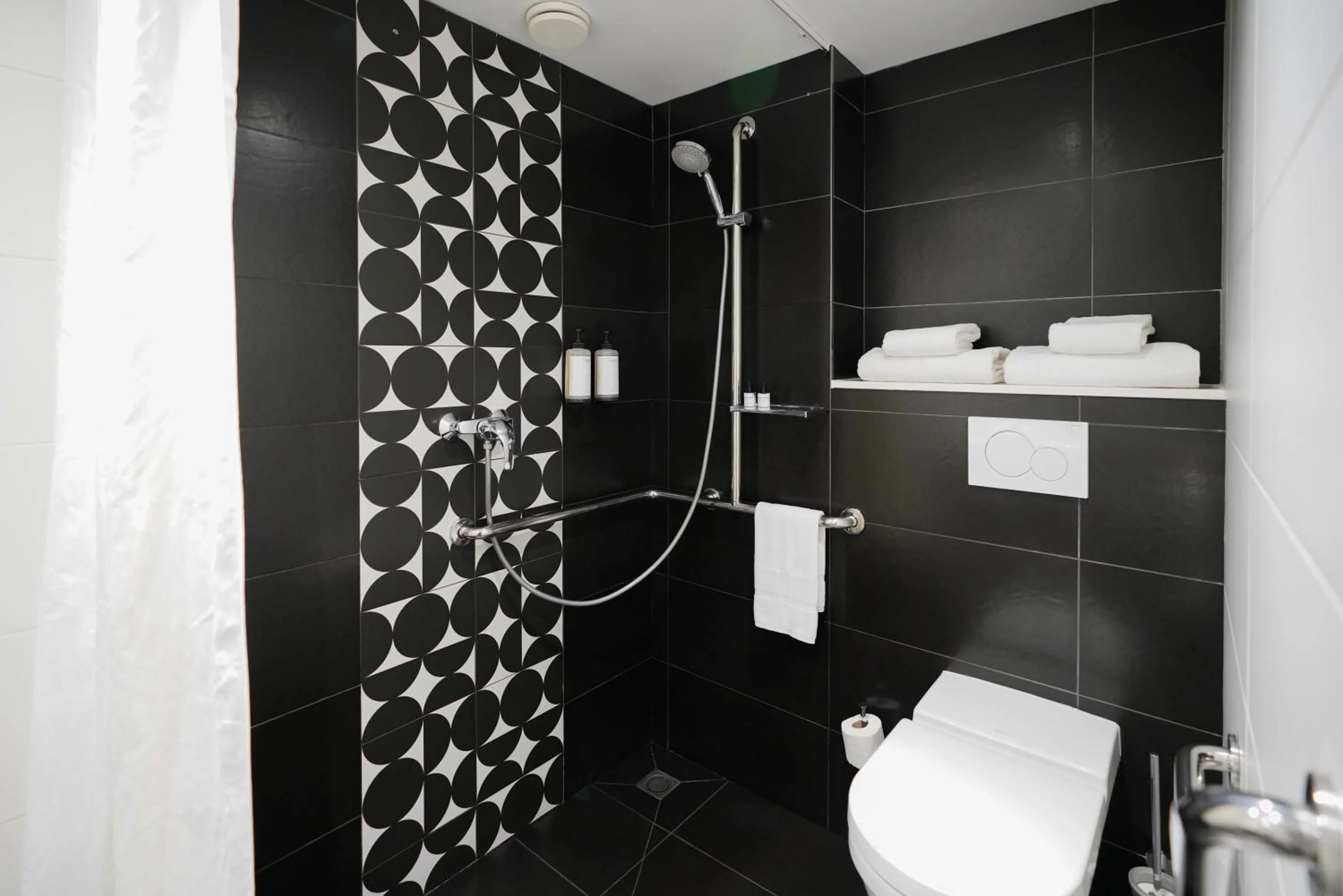 Shower in Hotel Ekta Champs Elysées