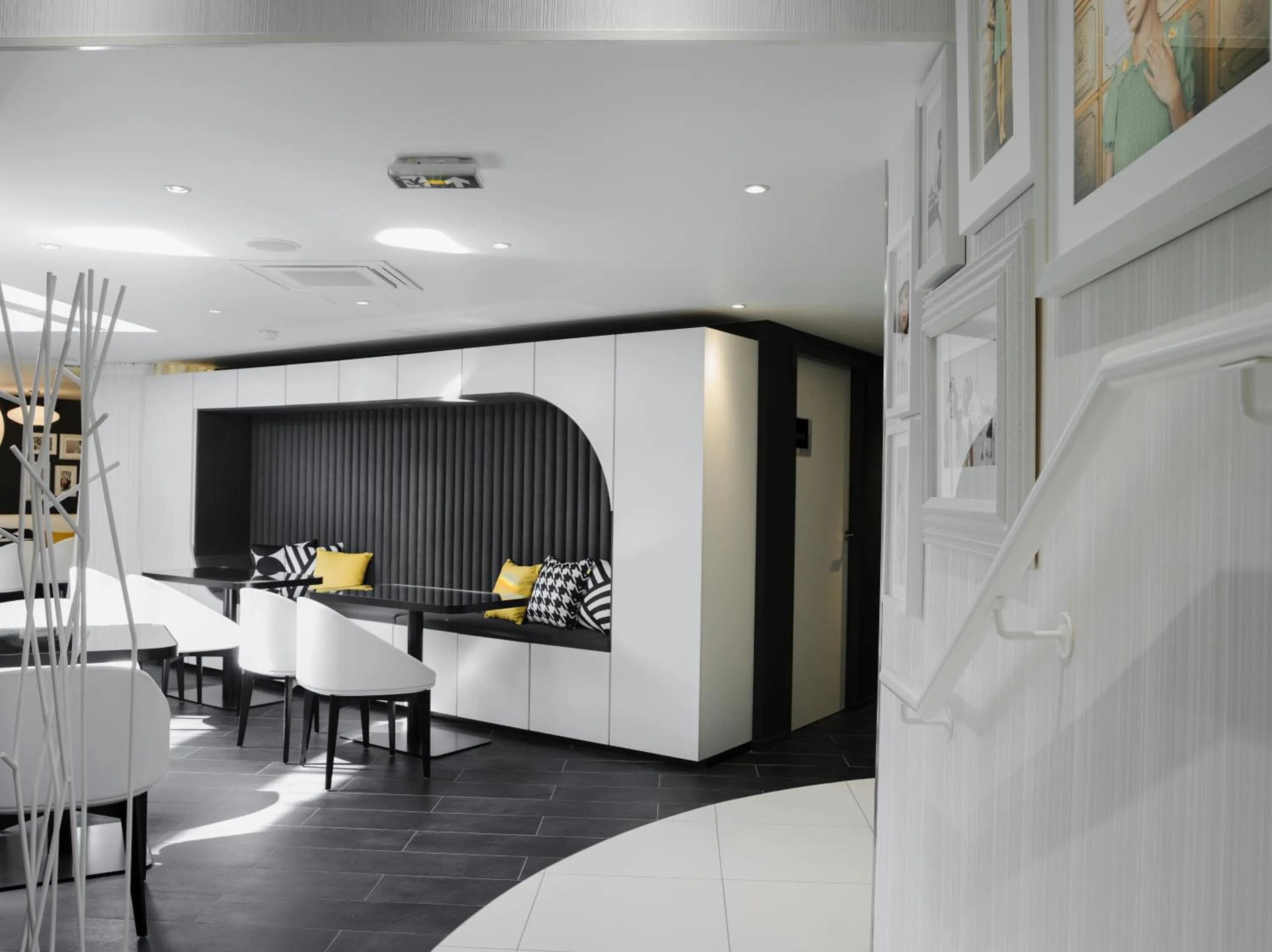 Communal lounge/ TV room in Hotel Ekta Champs Elysées