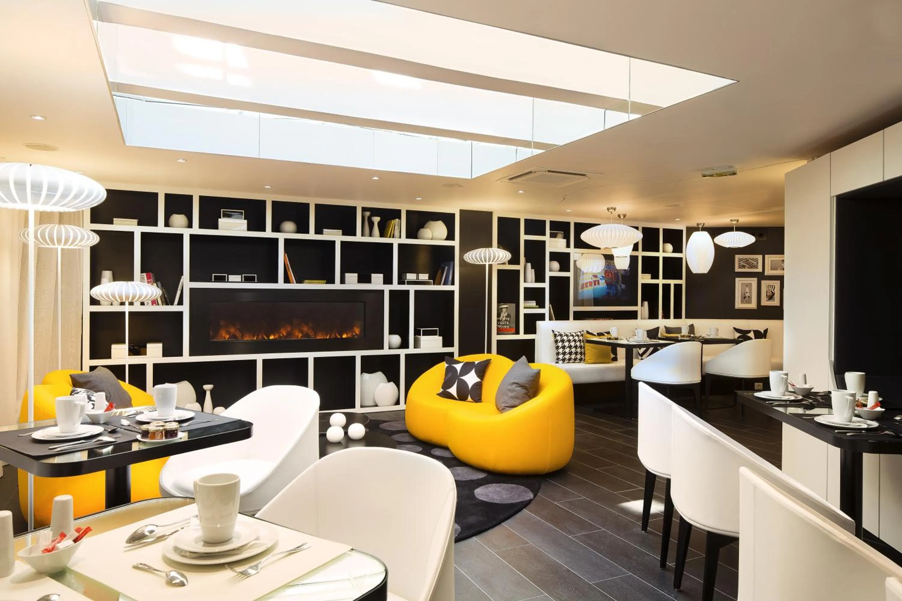 Restaurant/places to eat in Hotel Ekta Champs Elysées