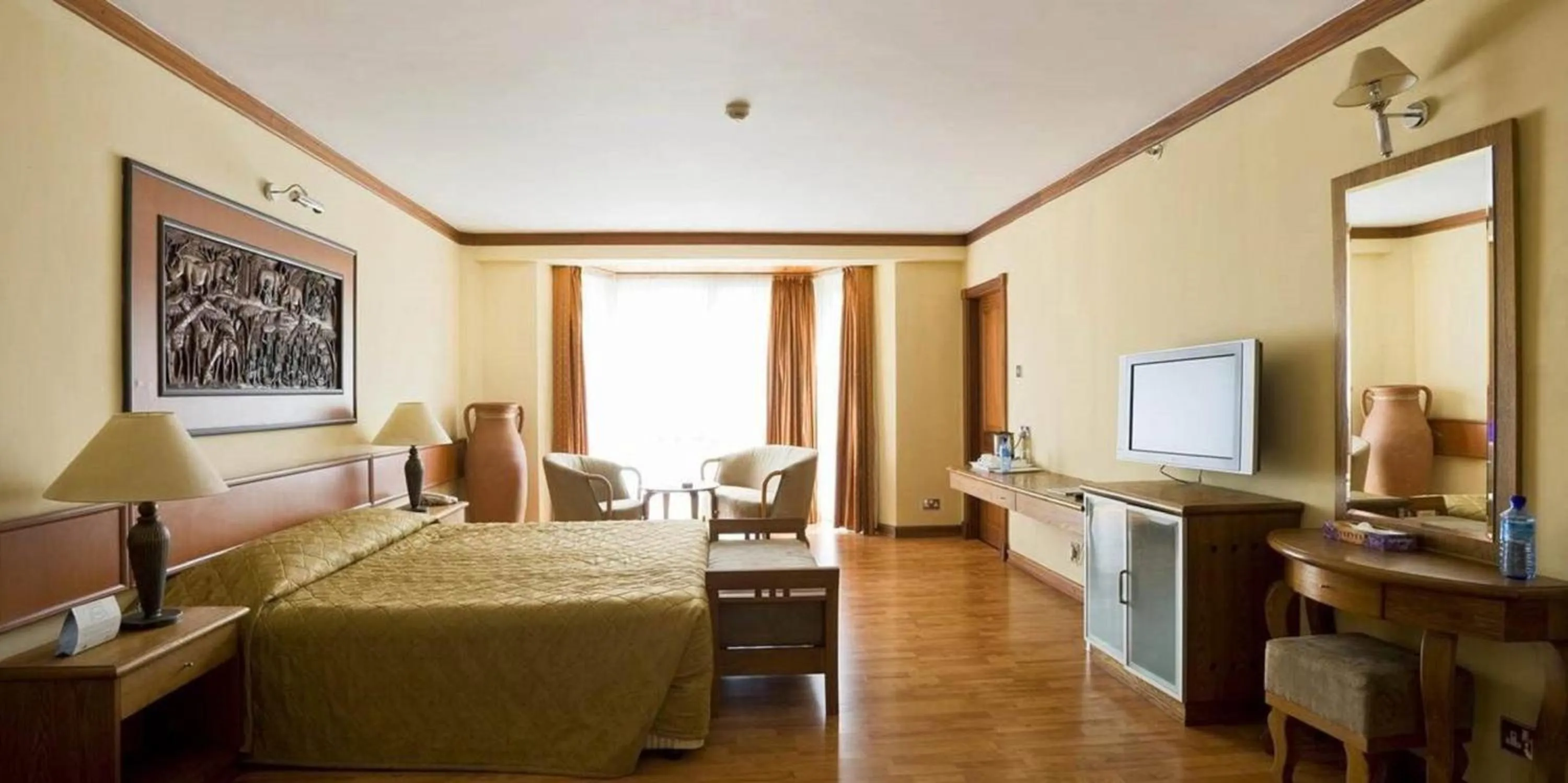 Bedroom, Bed in Golf Course Hotel