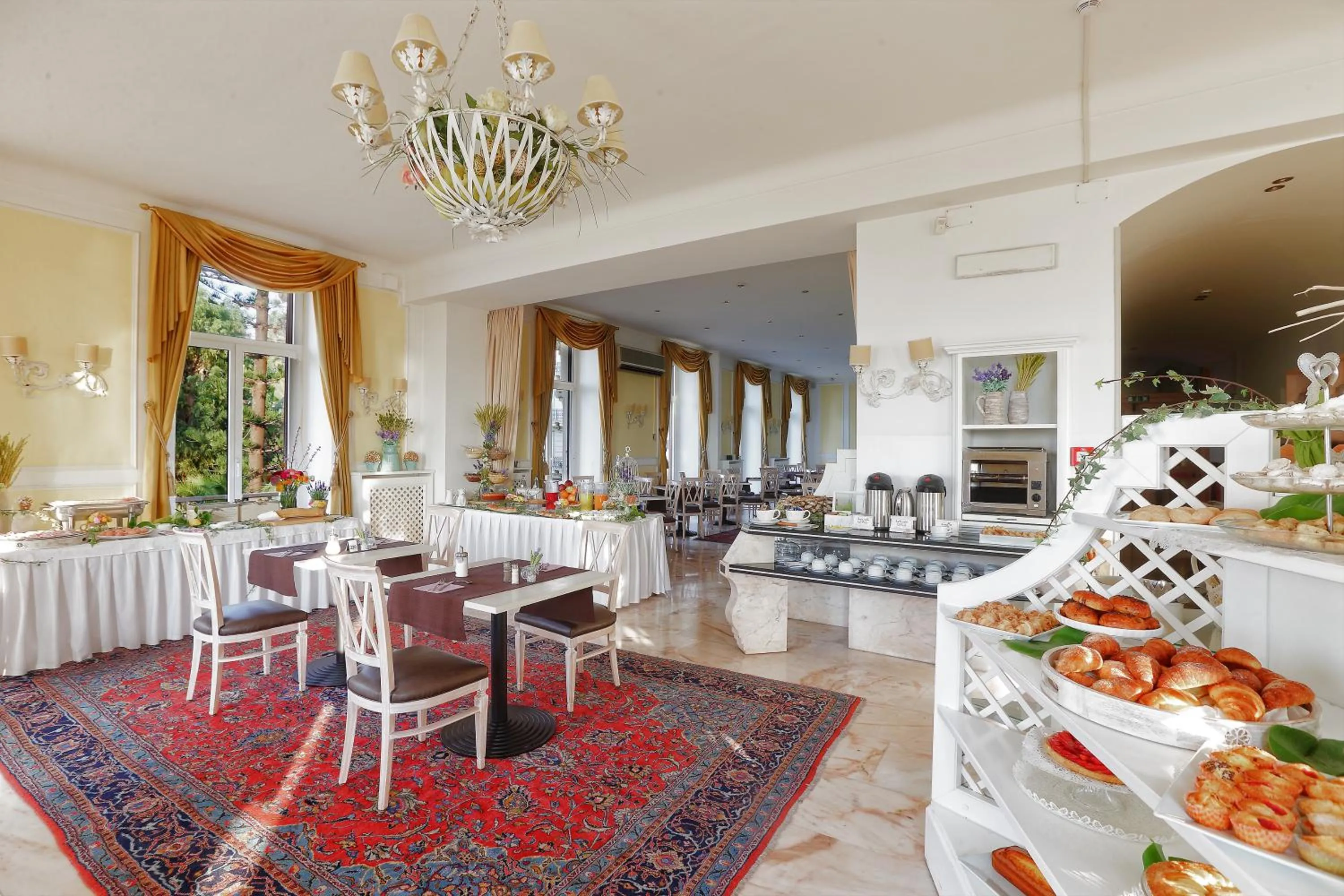 Restaurant/places to eat in Lolli Palace Hotel