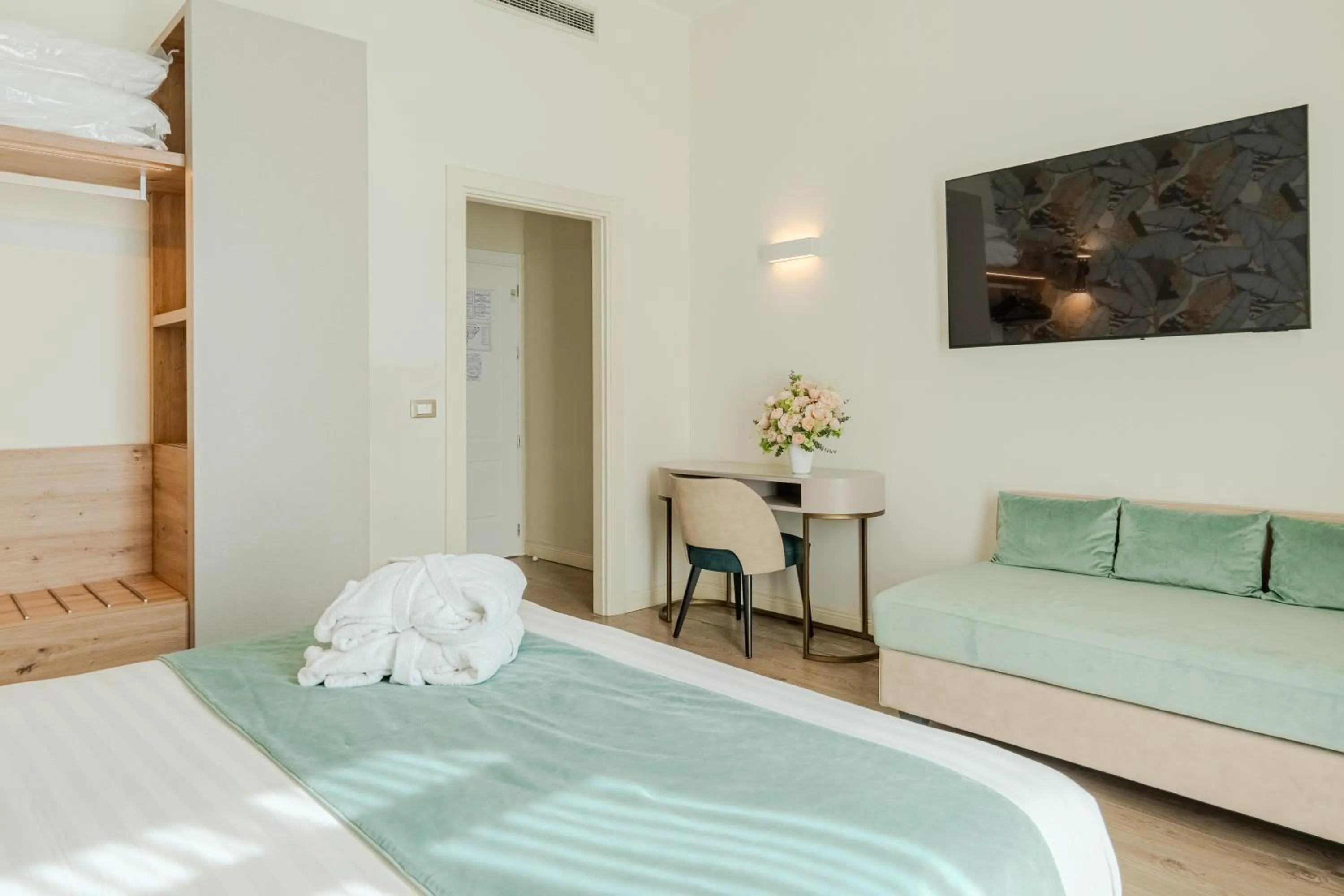 Photo of the whole room, Bed in Lolli Palace Hotel