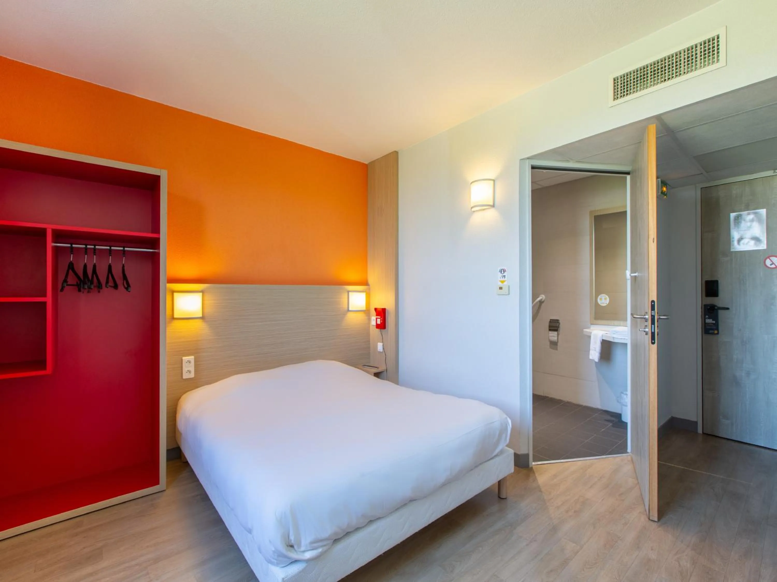 acessibility, Bed in Première Classe Chartres Sud - Barjouville