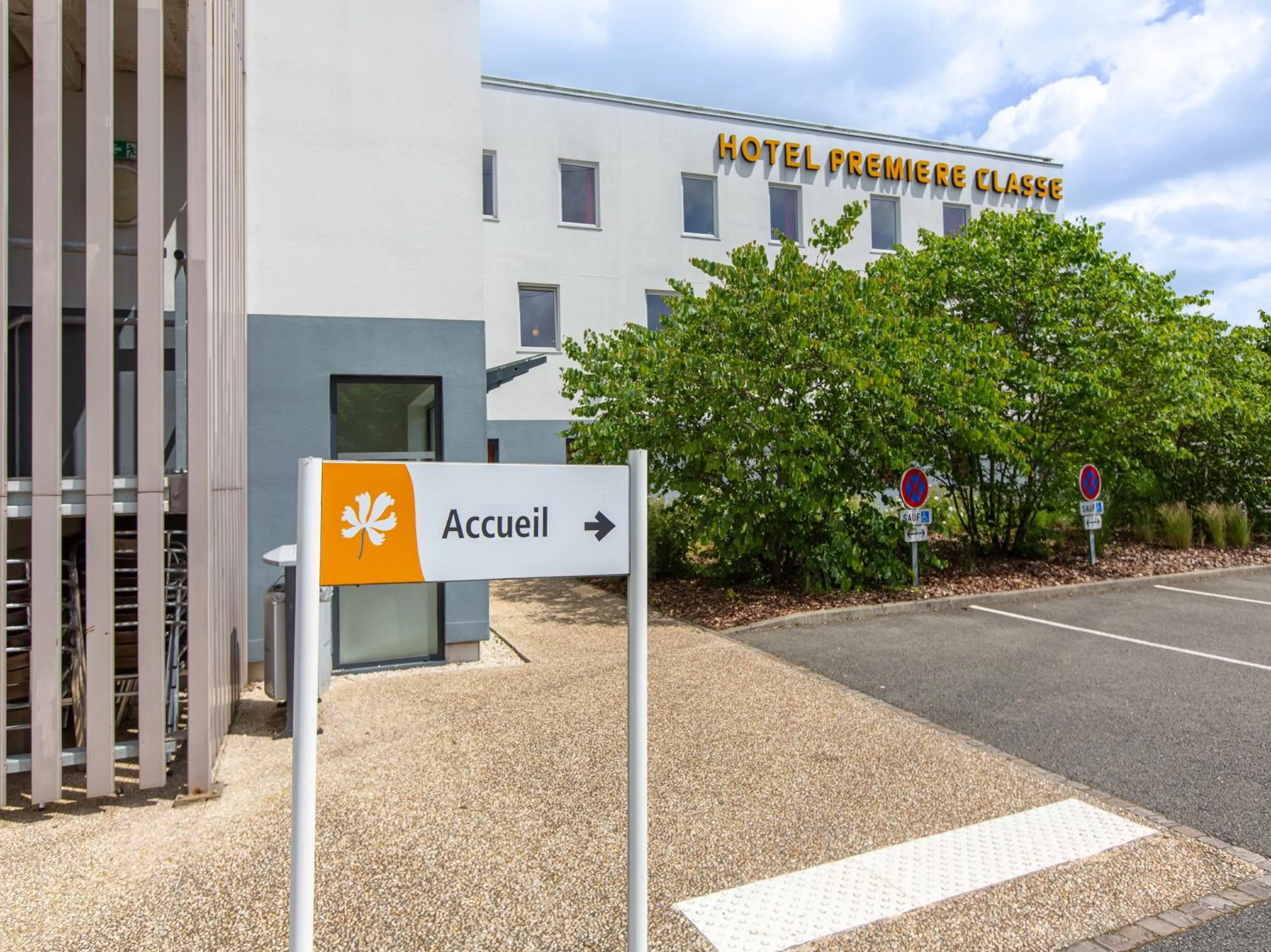 Parking in Première Classe Chartres Sud - Barjouville