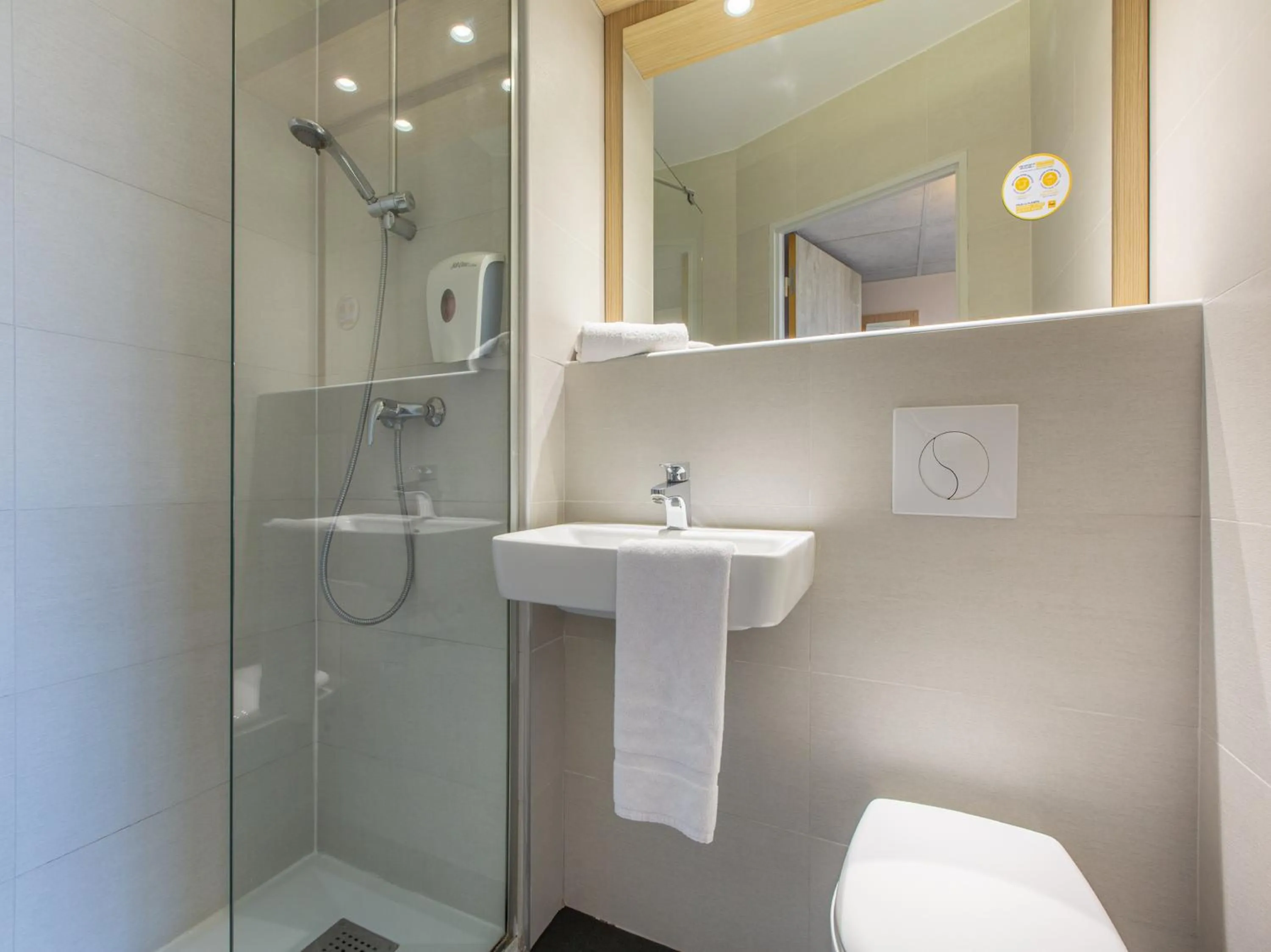 Bathroom in Première Classe Chartres Sud - Barjouville