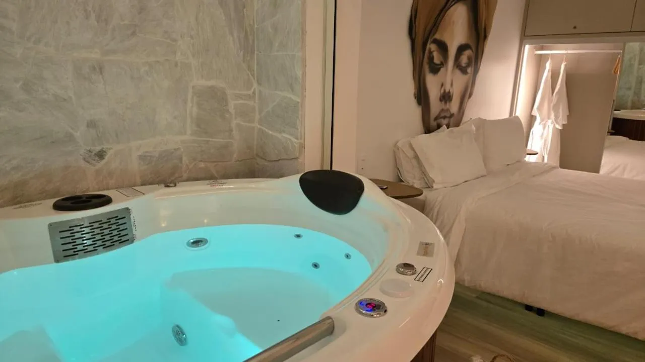 Hot Tub, Bed in Up Hotel Boutique