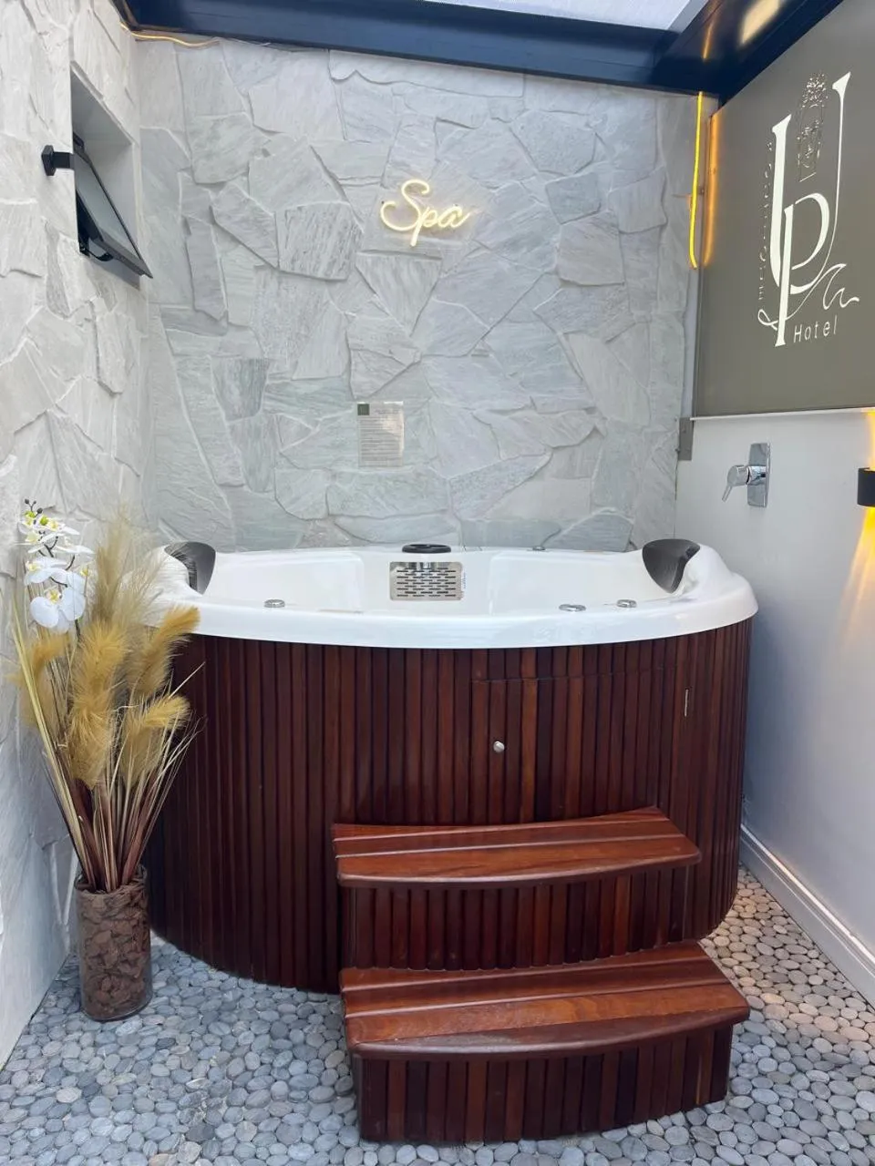 Hot Tub in Up Hotel Boutique