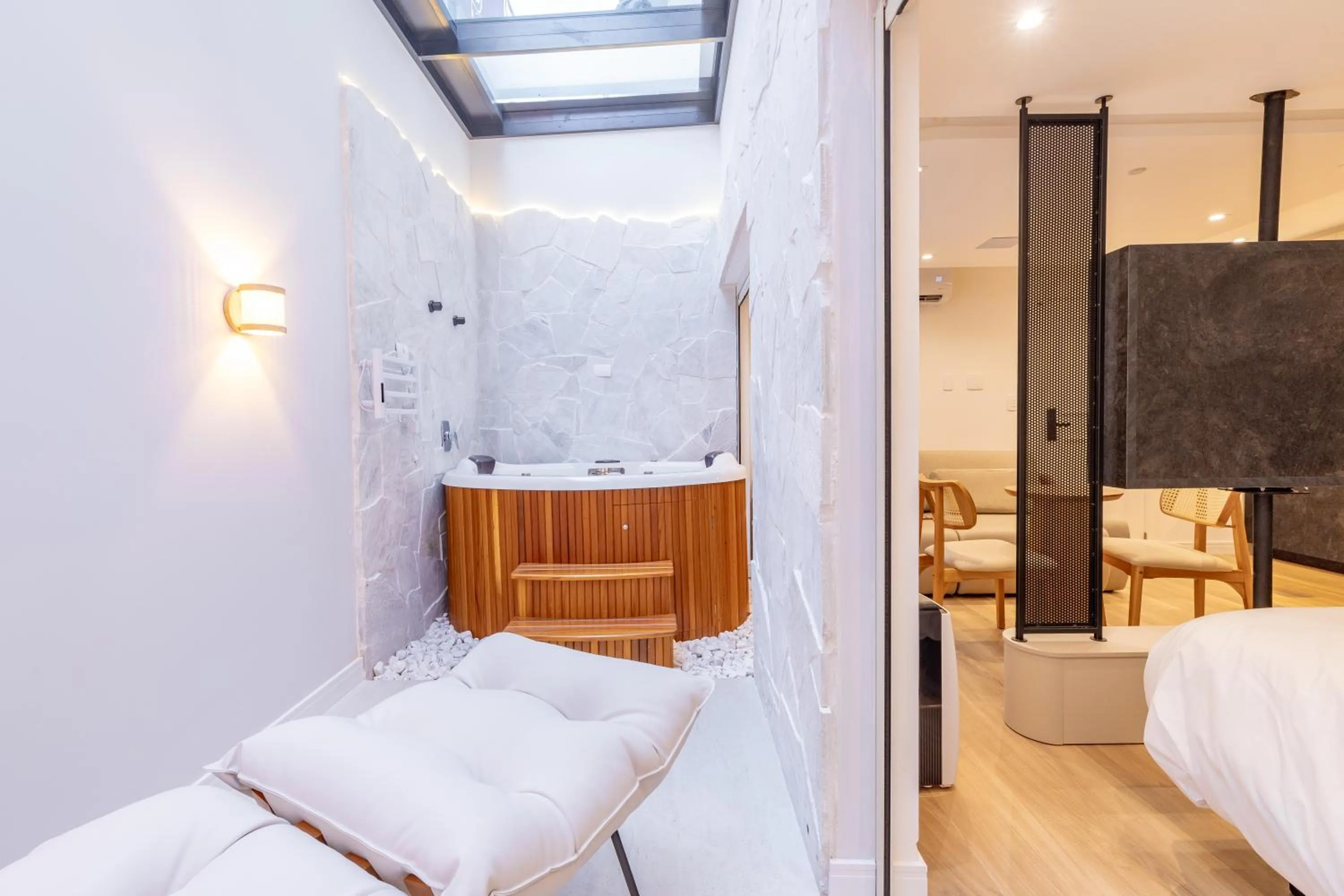 Hot Tub, Bed in Up Hotel Boutique