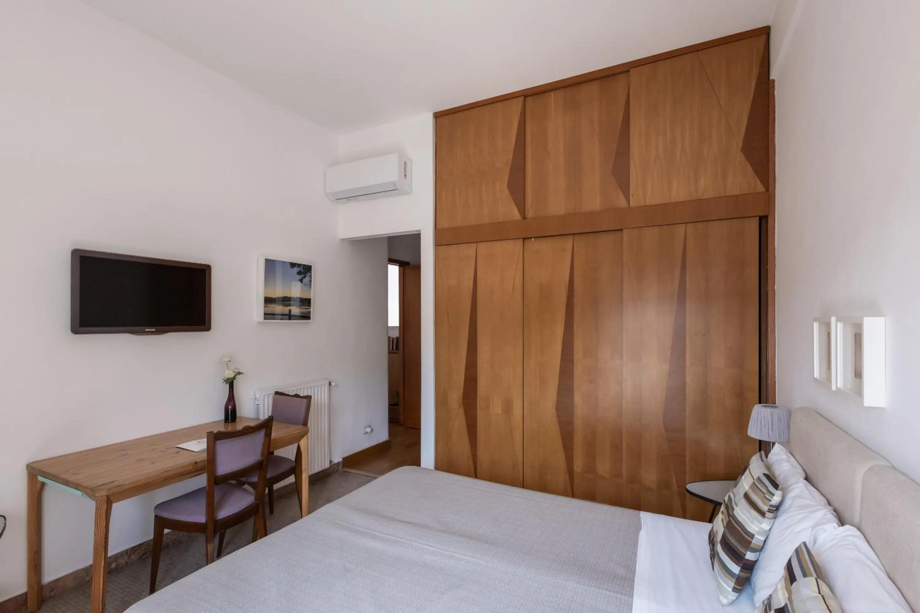 Bedroom, Bed in Garibaldi R&B