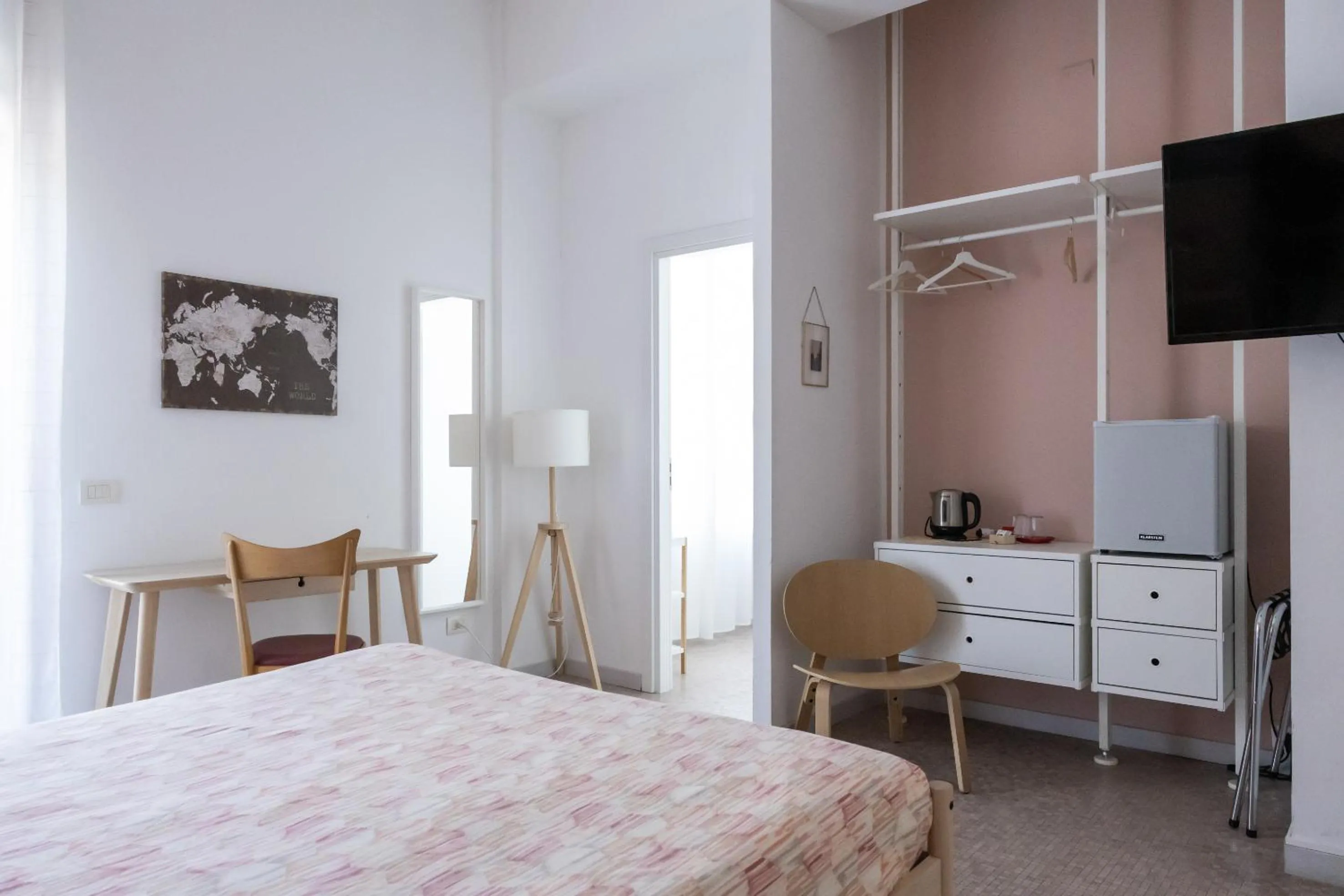 Photo of the whole room, Bed in Garibaldi R&B