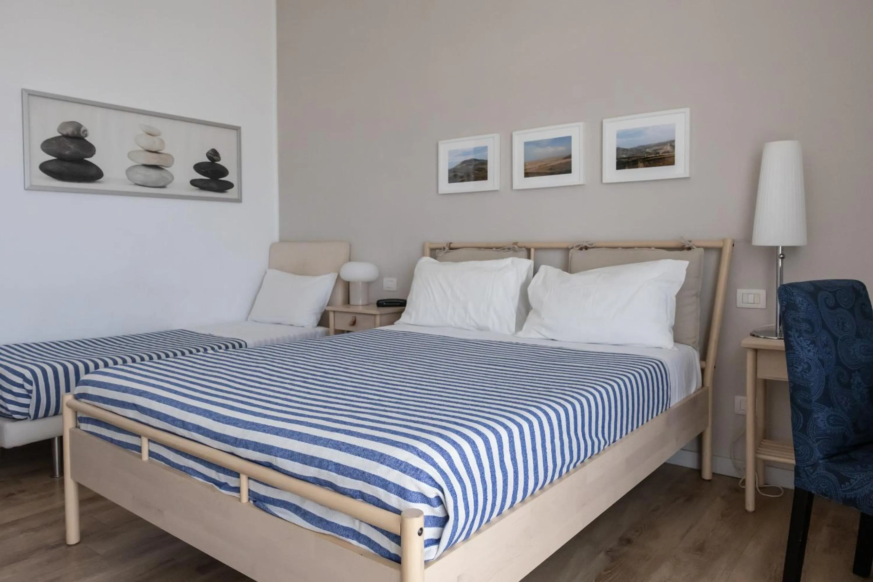 Photo of the whole room, Bed in Garibaldi R&B