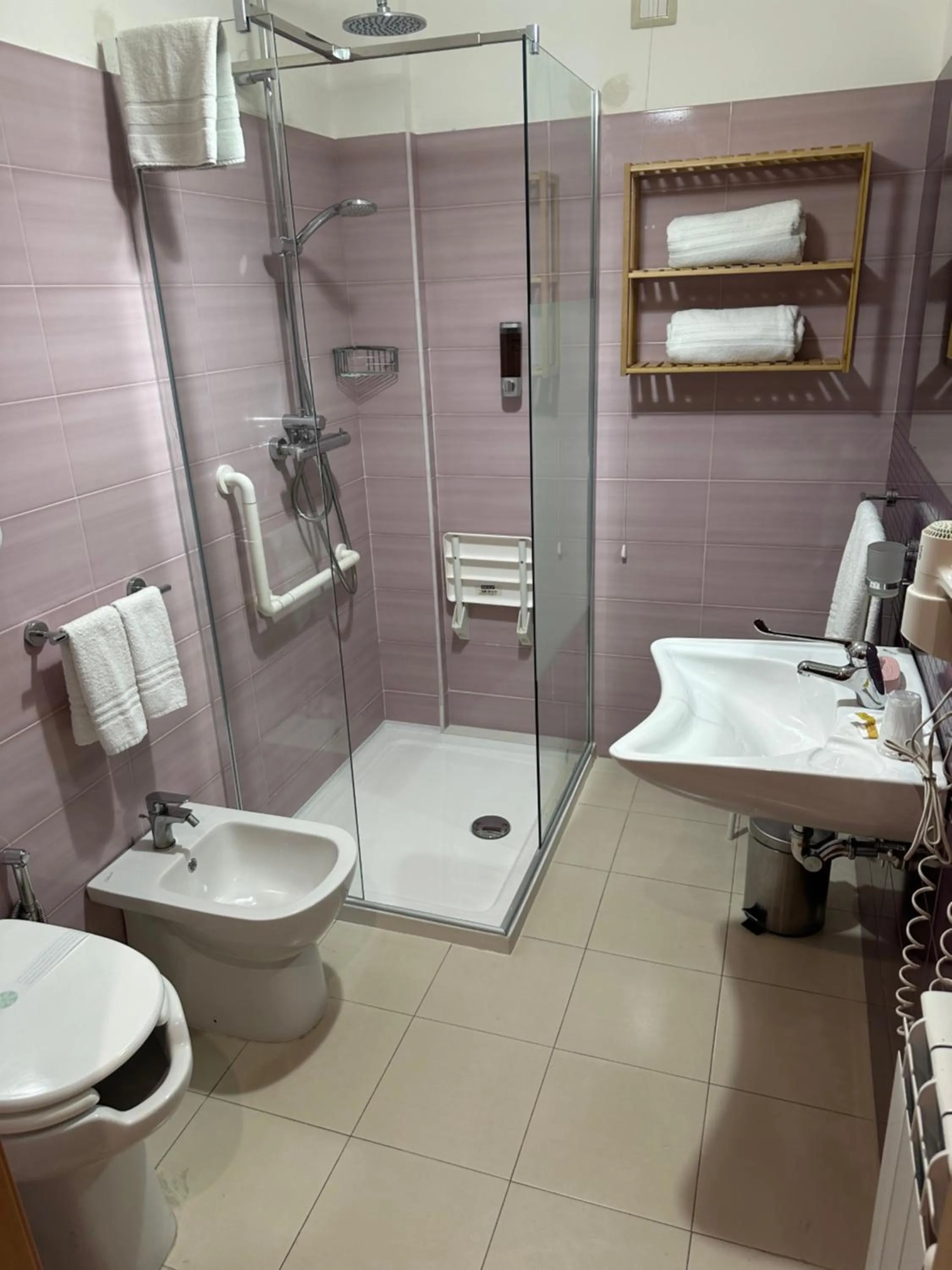 Bathroom in Garibaldi R&B