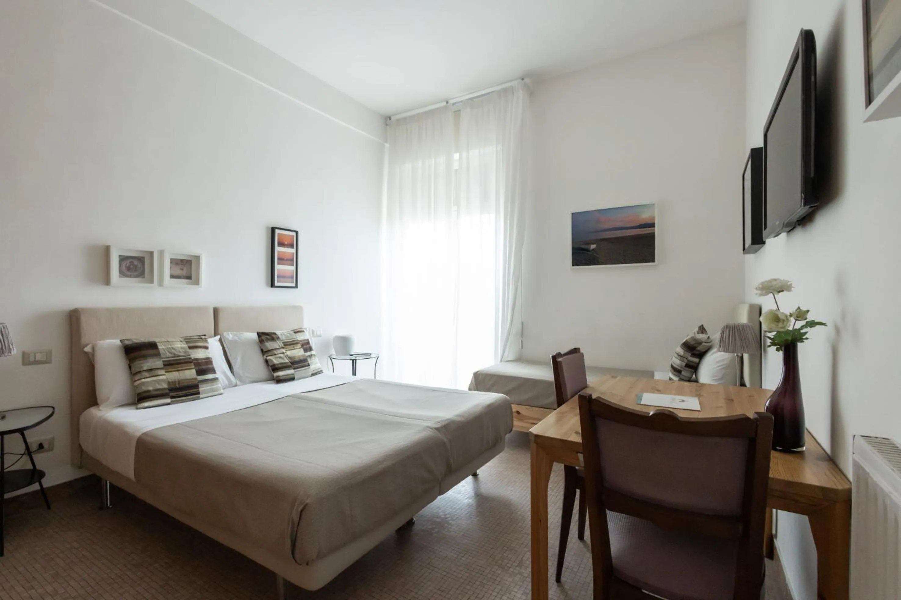 Photo of the whole room, Bed in Garibaldi R&B