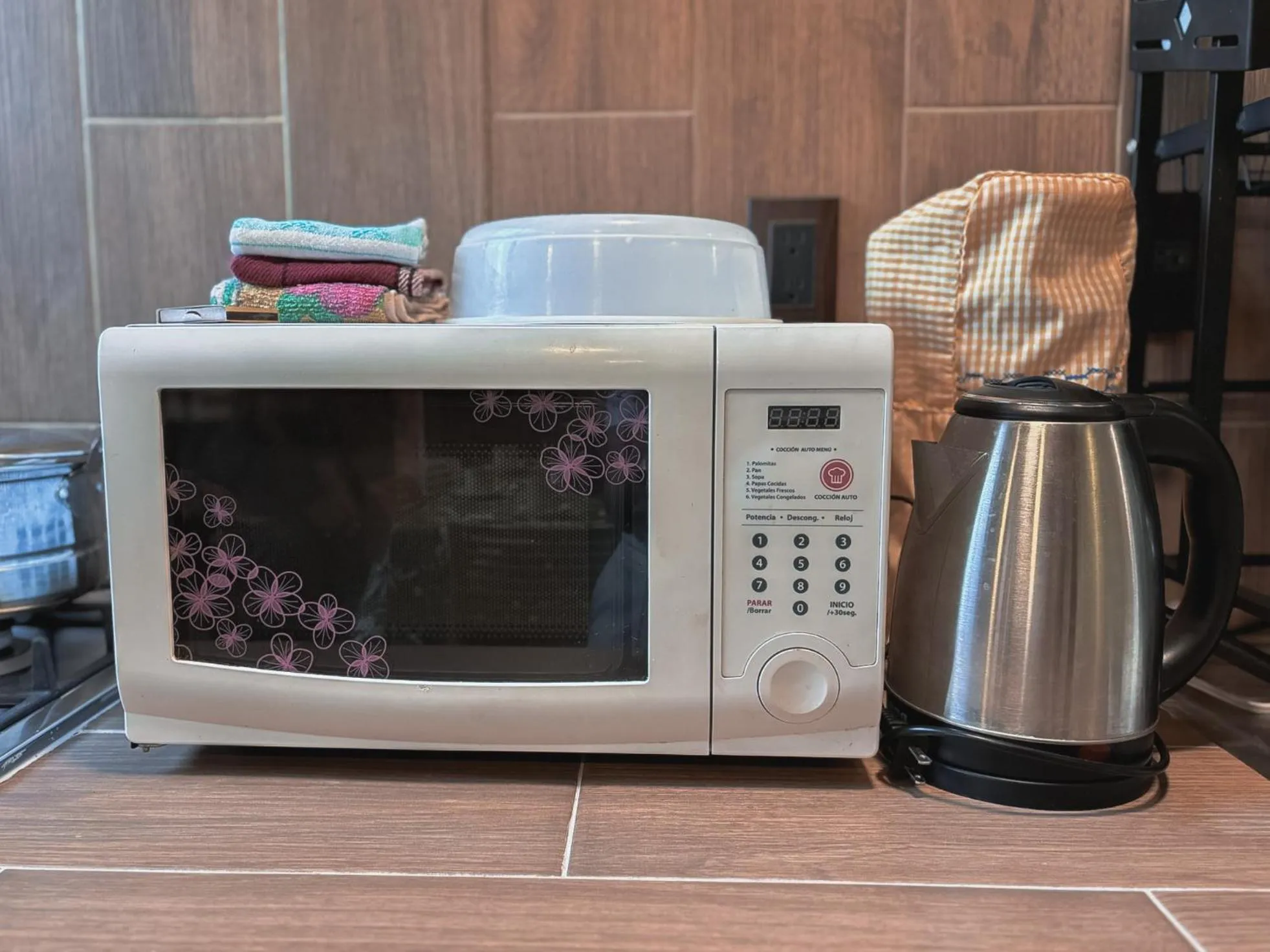 microwave in SiempreViva Hospedaje By GEstores