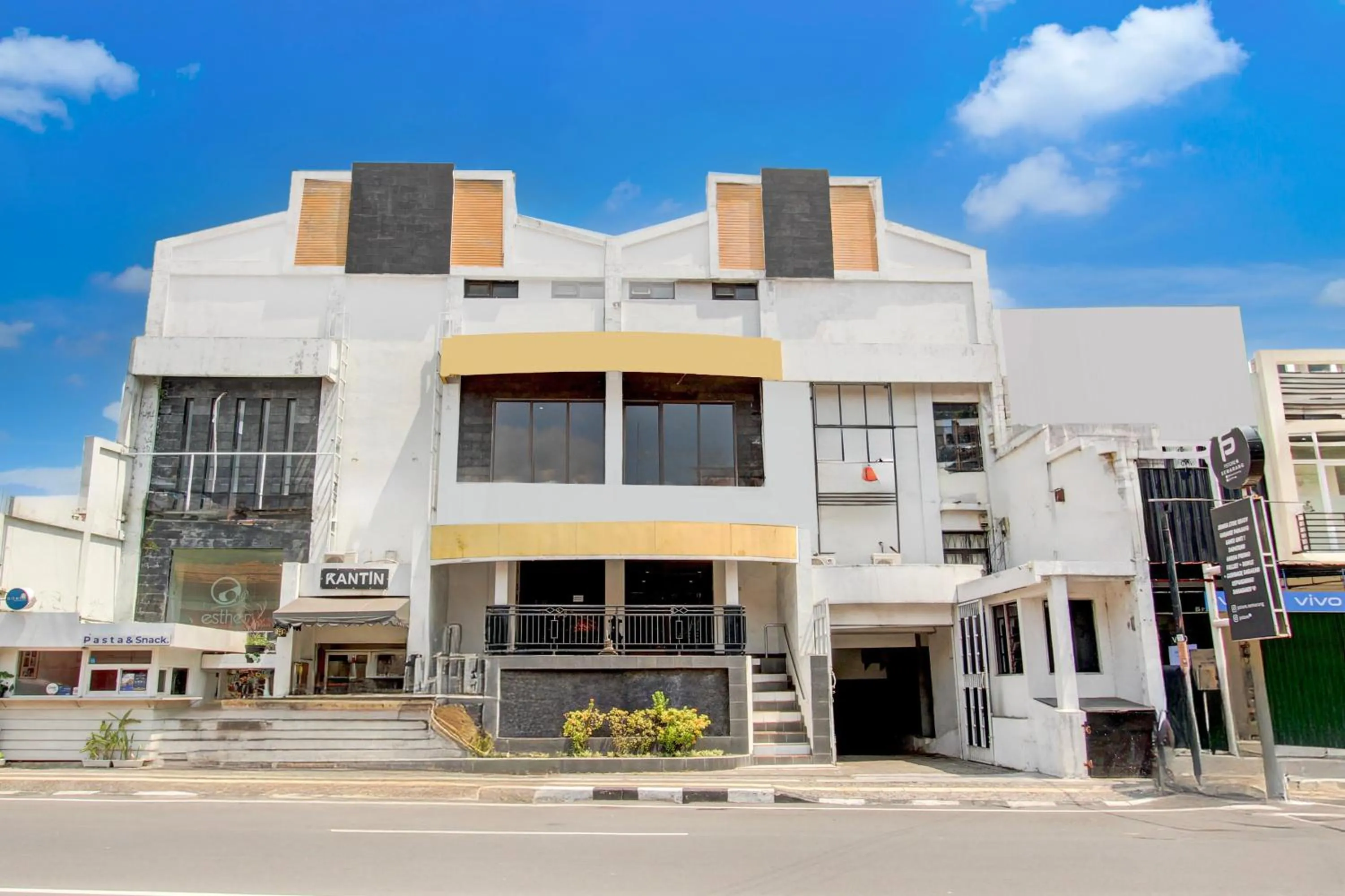 Facade/entrance in Collection O Simpang Lima Near Simpang Lima Semarang Formerly Hotel Eben Haezer