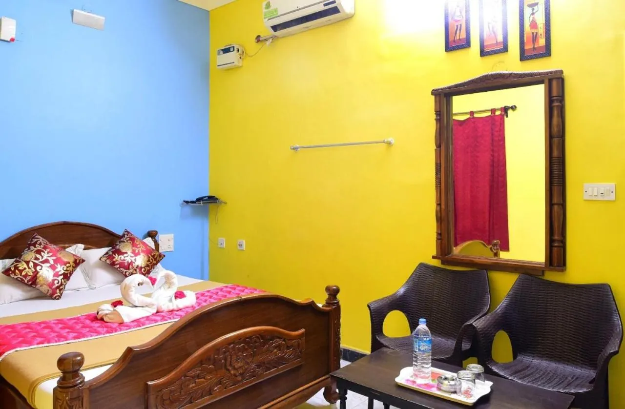 Bedroom, Bed in Malar Residencee