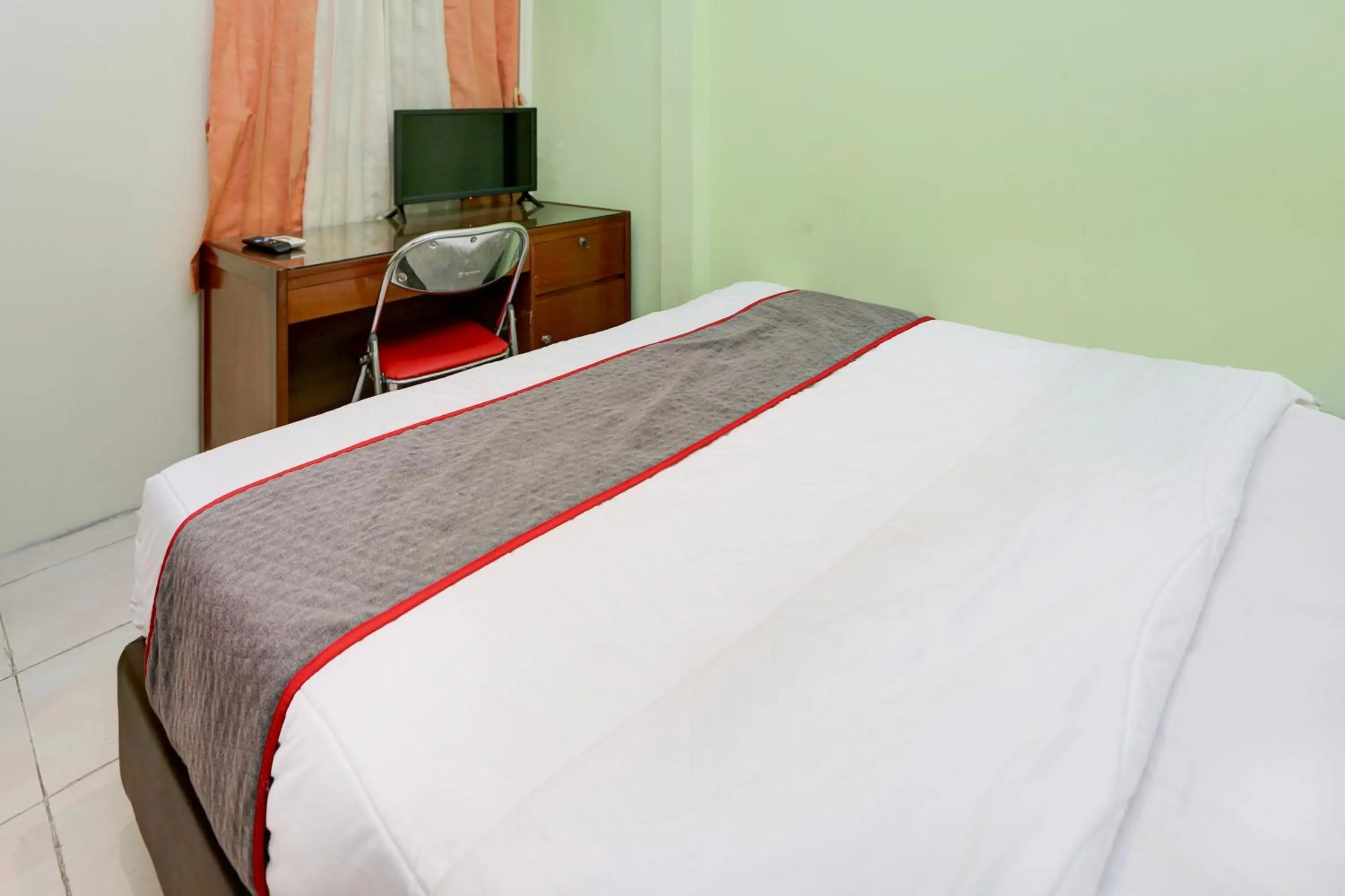 Bedroom, Bed in Hotel O Tangerang Near Supermall Karawaci Formerly Bromo 18