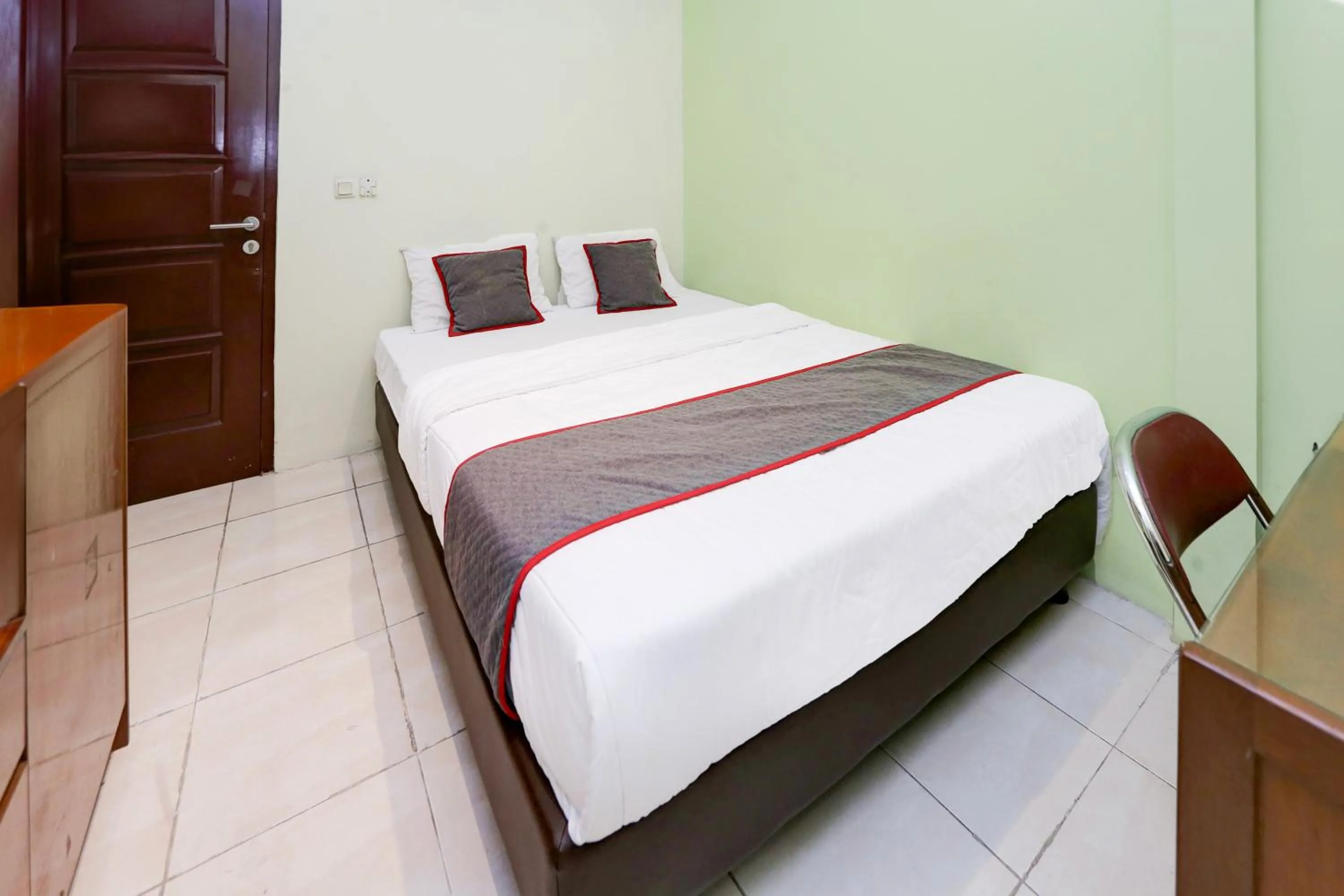 Bedroom, Bed in Hotel O Tangerang Near Supermall Karawaci Formerly Bromo 18