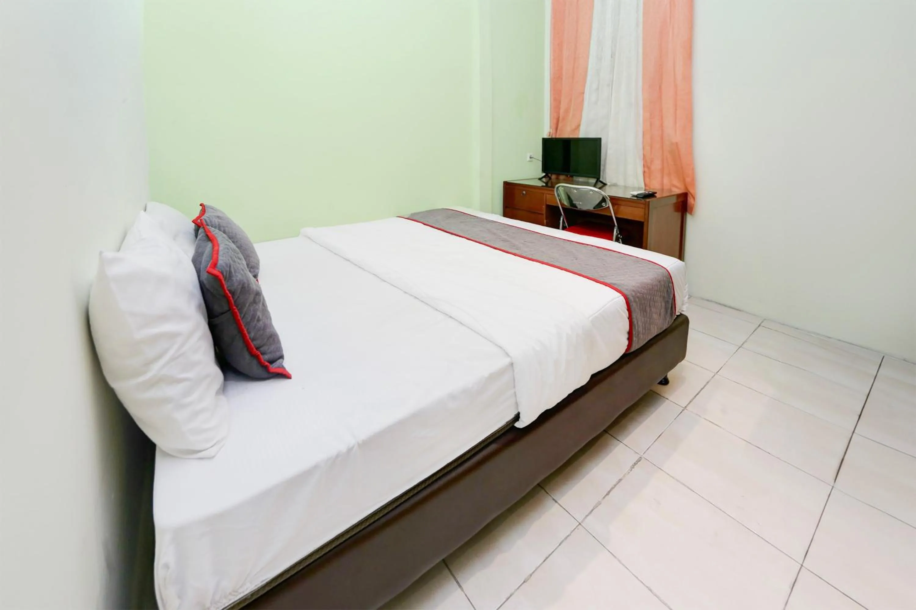 Bedroom, Bed in Hotel O Tangerang Near Supermall Karawaci Formerly Bromo 18