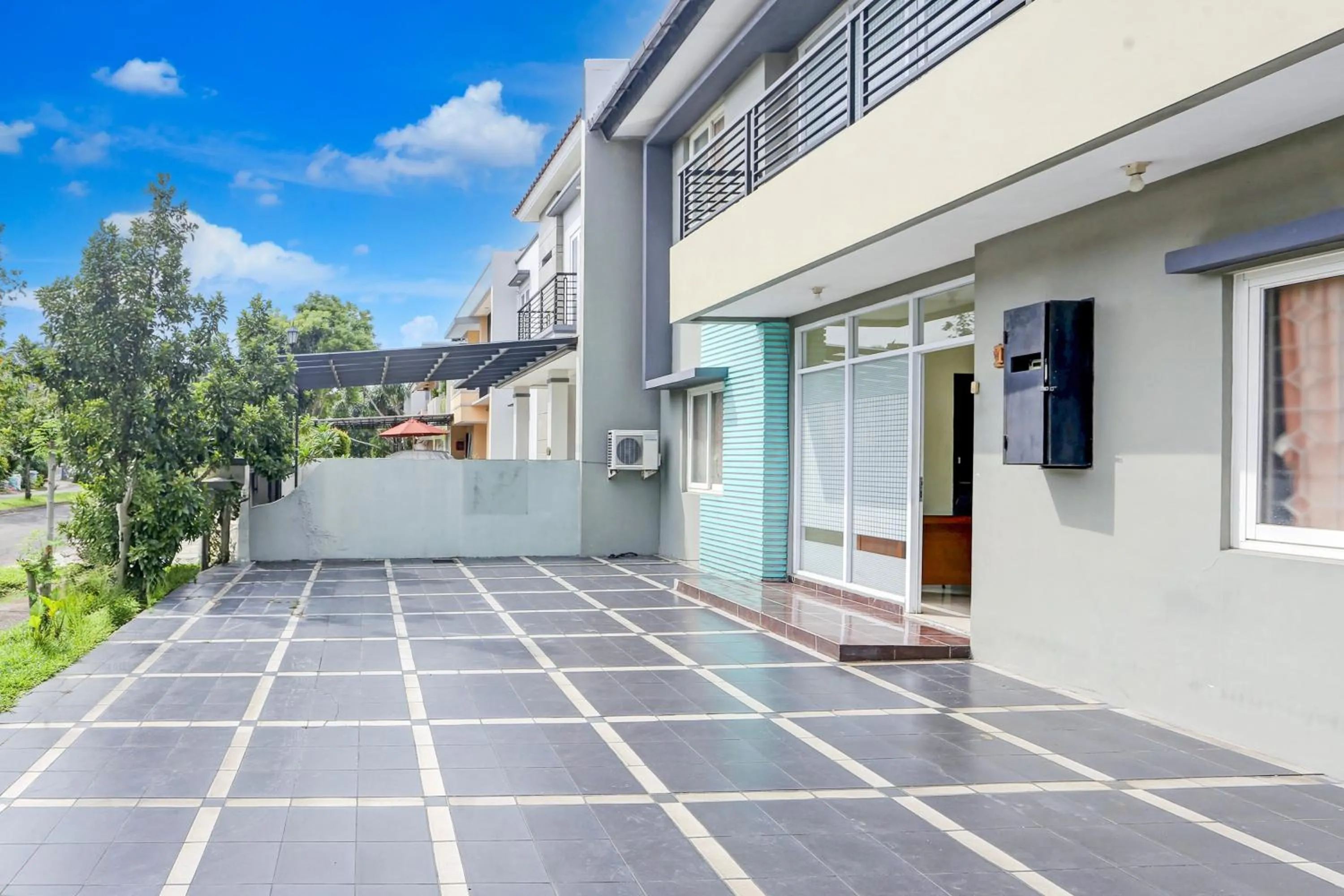 Facade/entrance in Hotel O Tangerang Near Supermall Karawaci Formerly Bromo 18