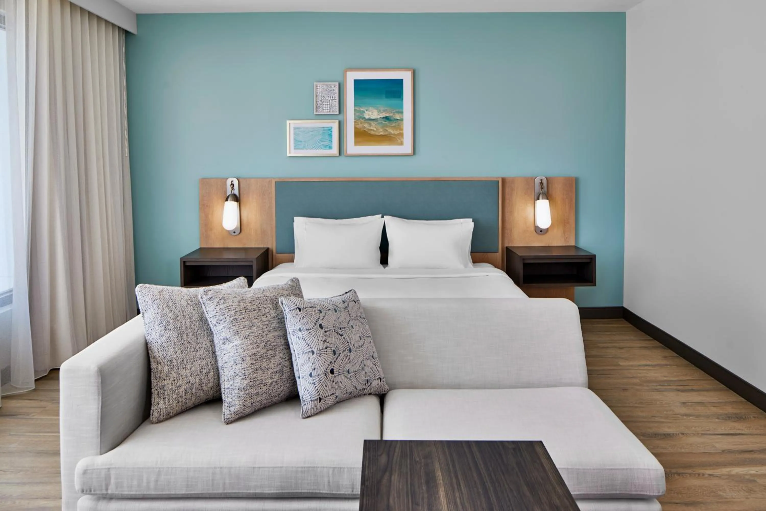 Bedroom, Bed in Embassy Suites By Hilton Gulf Shores Beach Resort