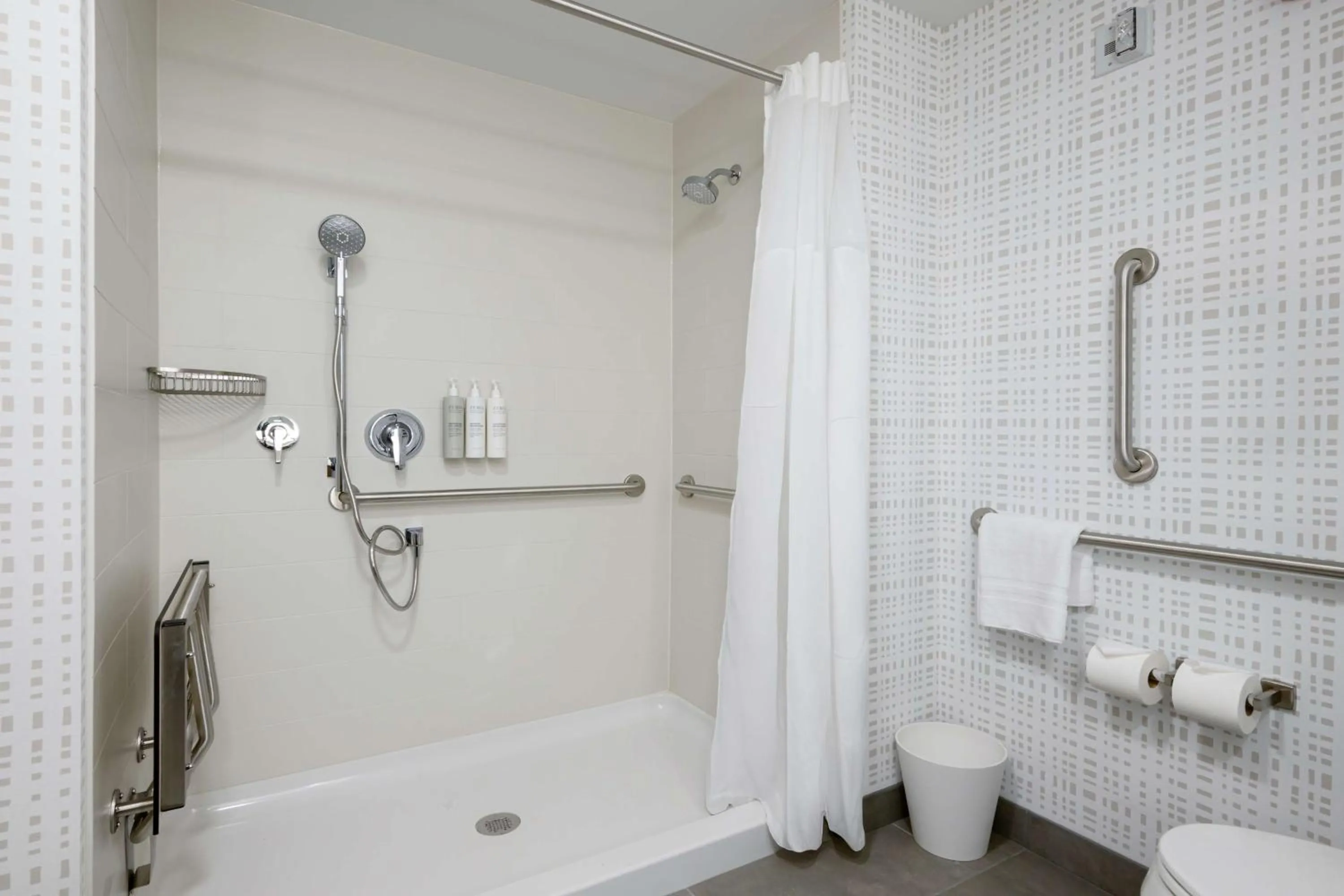 Bathroom in Hampton Inn By Hilton St Louis Airport