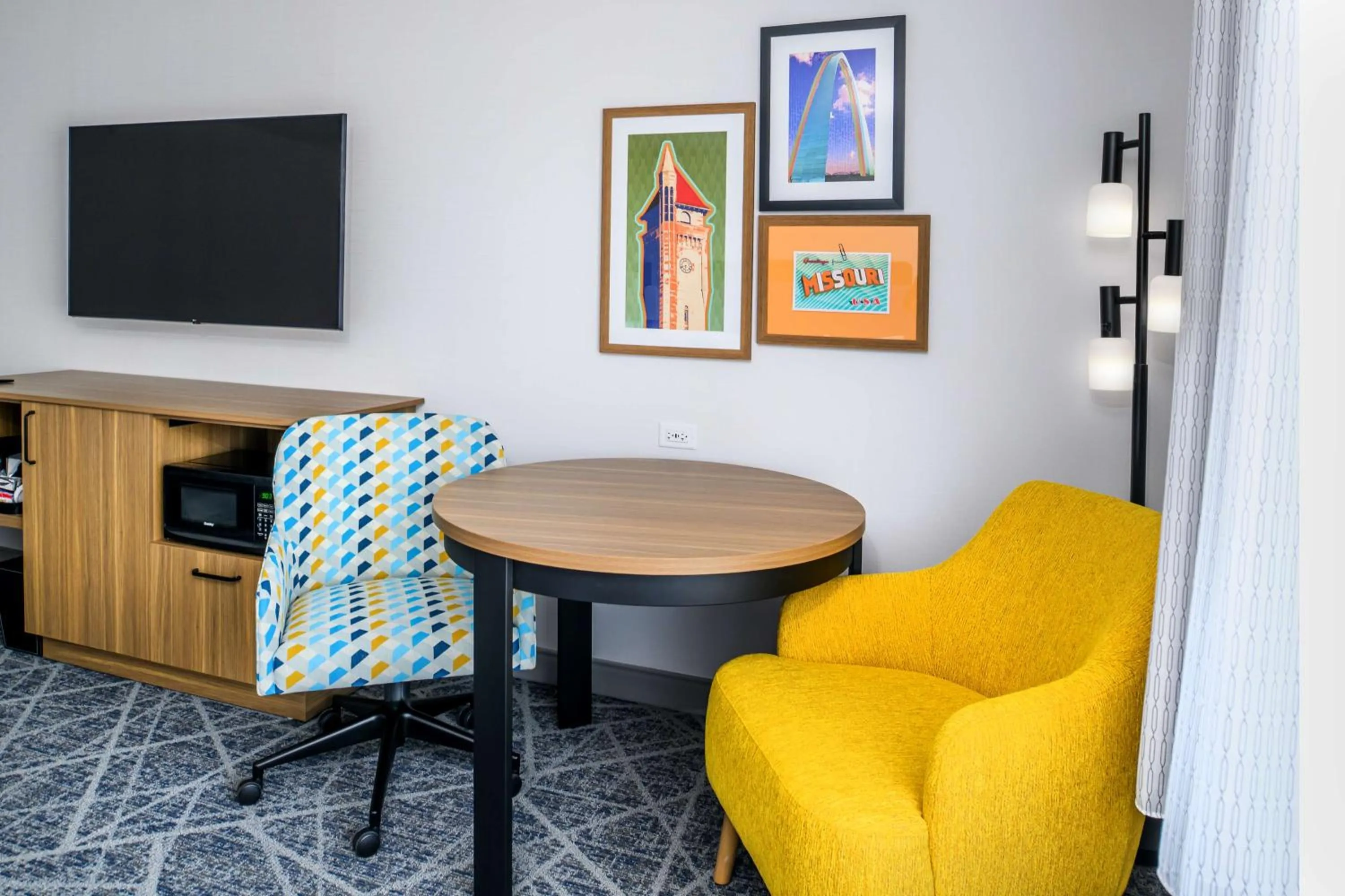 Bedroom in Hampton Inn By Hilton St Louis Airport