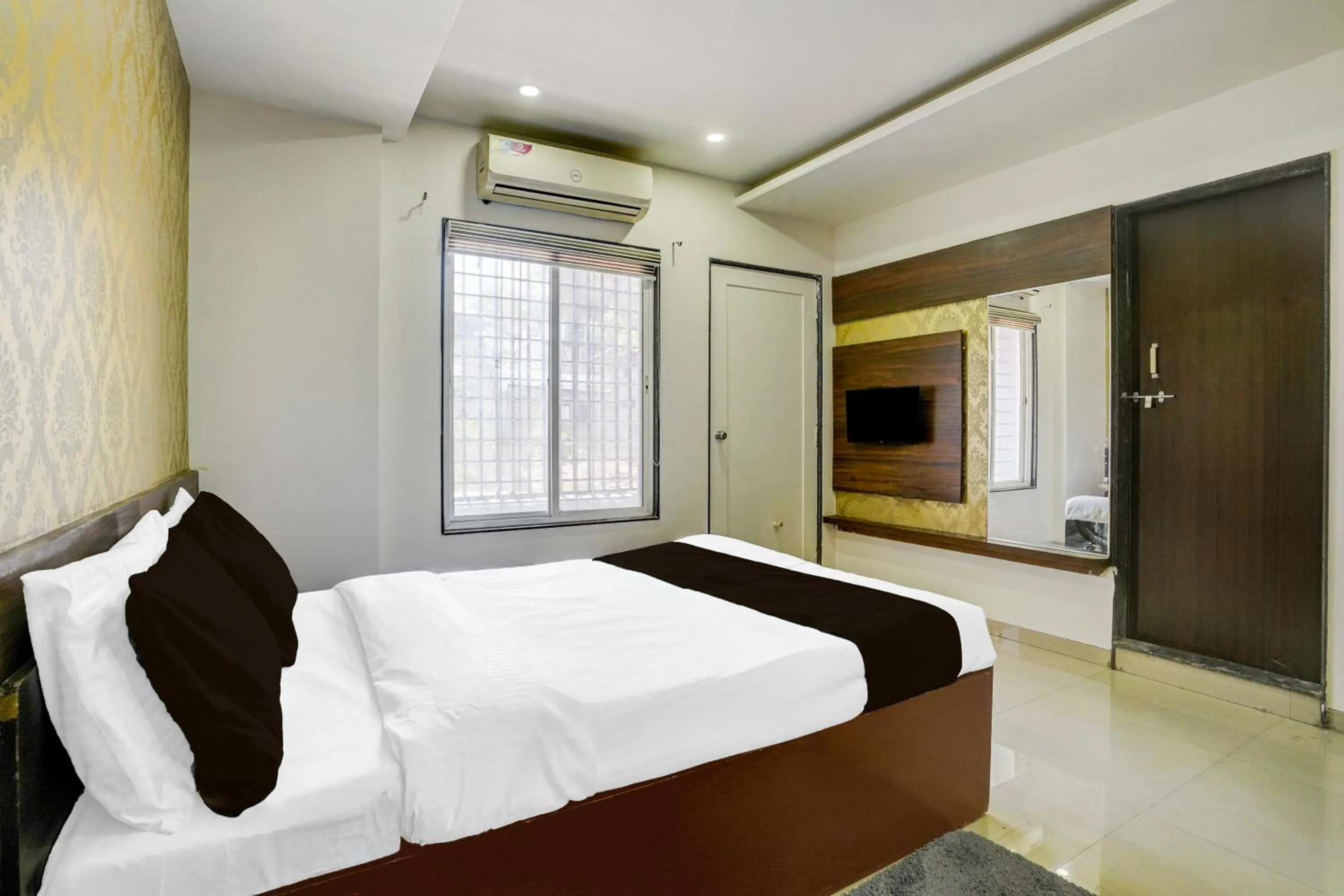 Bedroom, Bed in Super Townhouse Godavari Riverbank Formerly Shanti Datta Inn