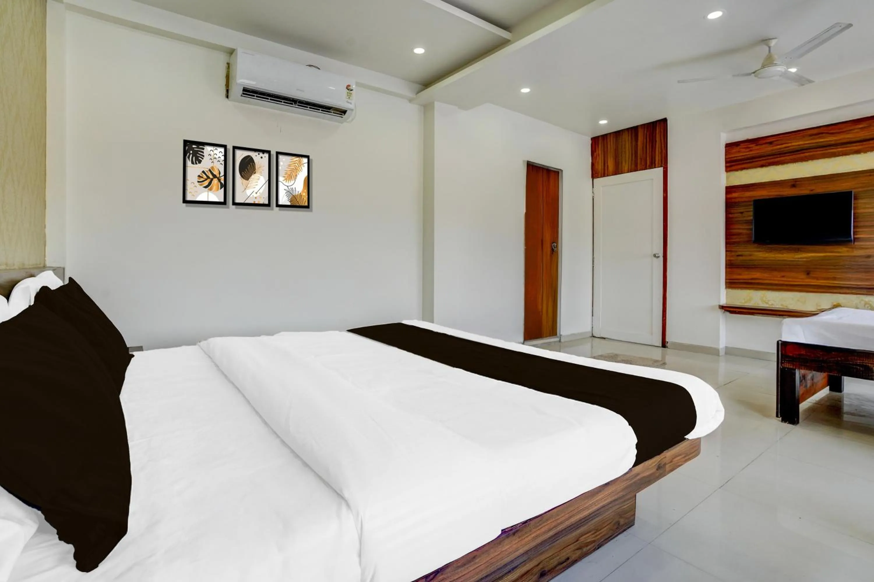 Bedroom, Bed in Super Townhouse Godavari Riverbank Formerly Shanti Datta Inn