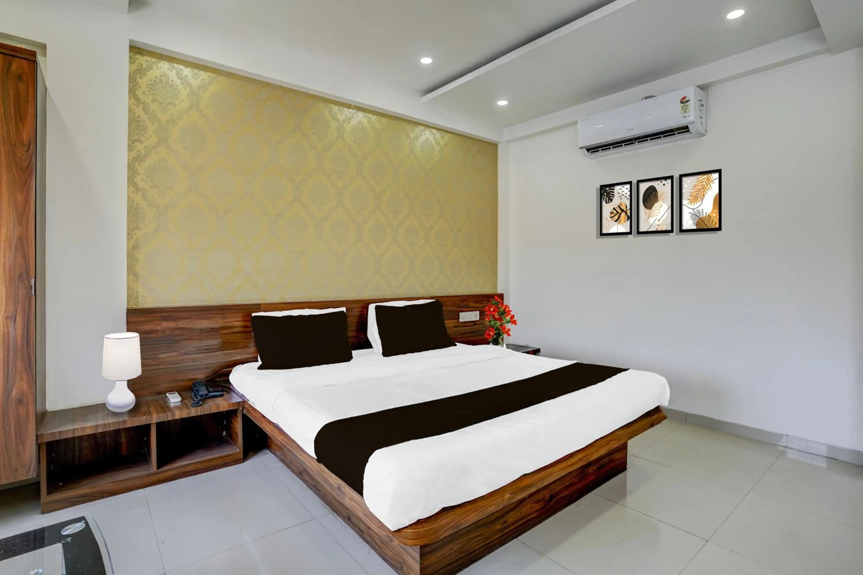 Bedroom, Bed in Super Townhouse Godavari Riverbank Formerly Shanti Datta Inn