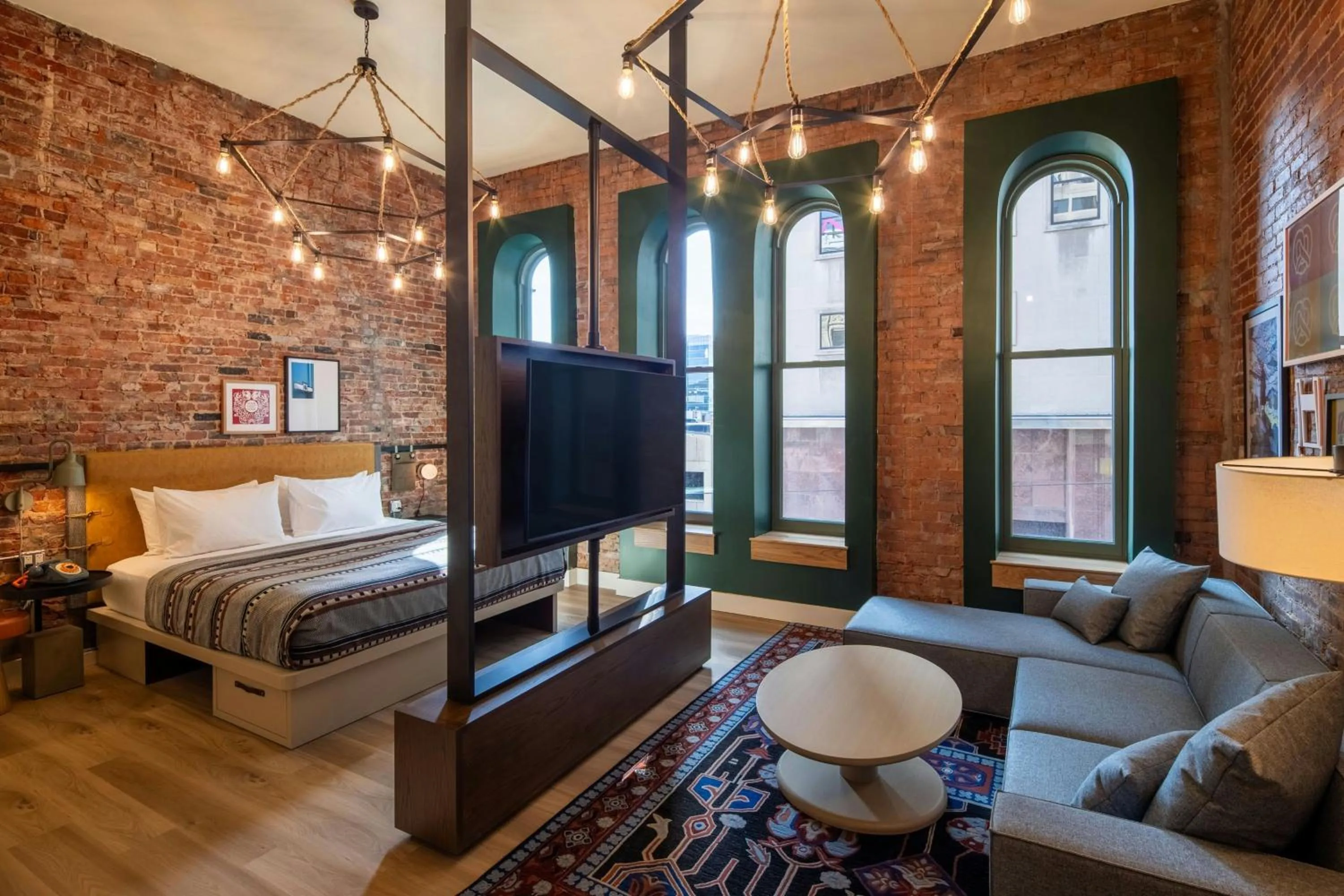 Photo of the whole room, Bed in Moxy Cincinnati Downtown