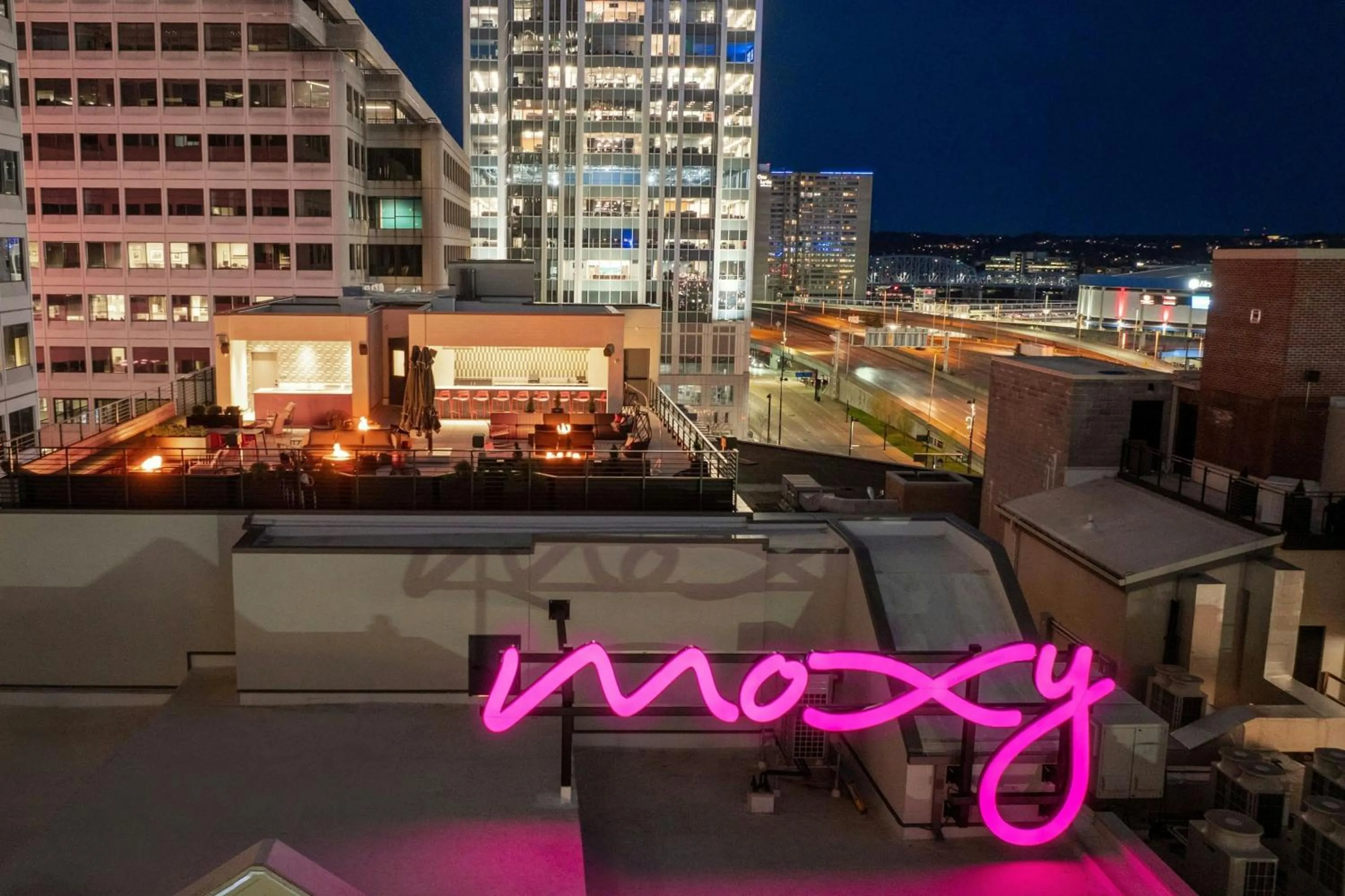 Lounge or bar in Moxy Cincinnati Downtown