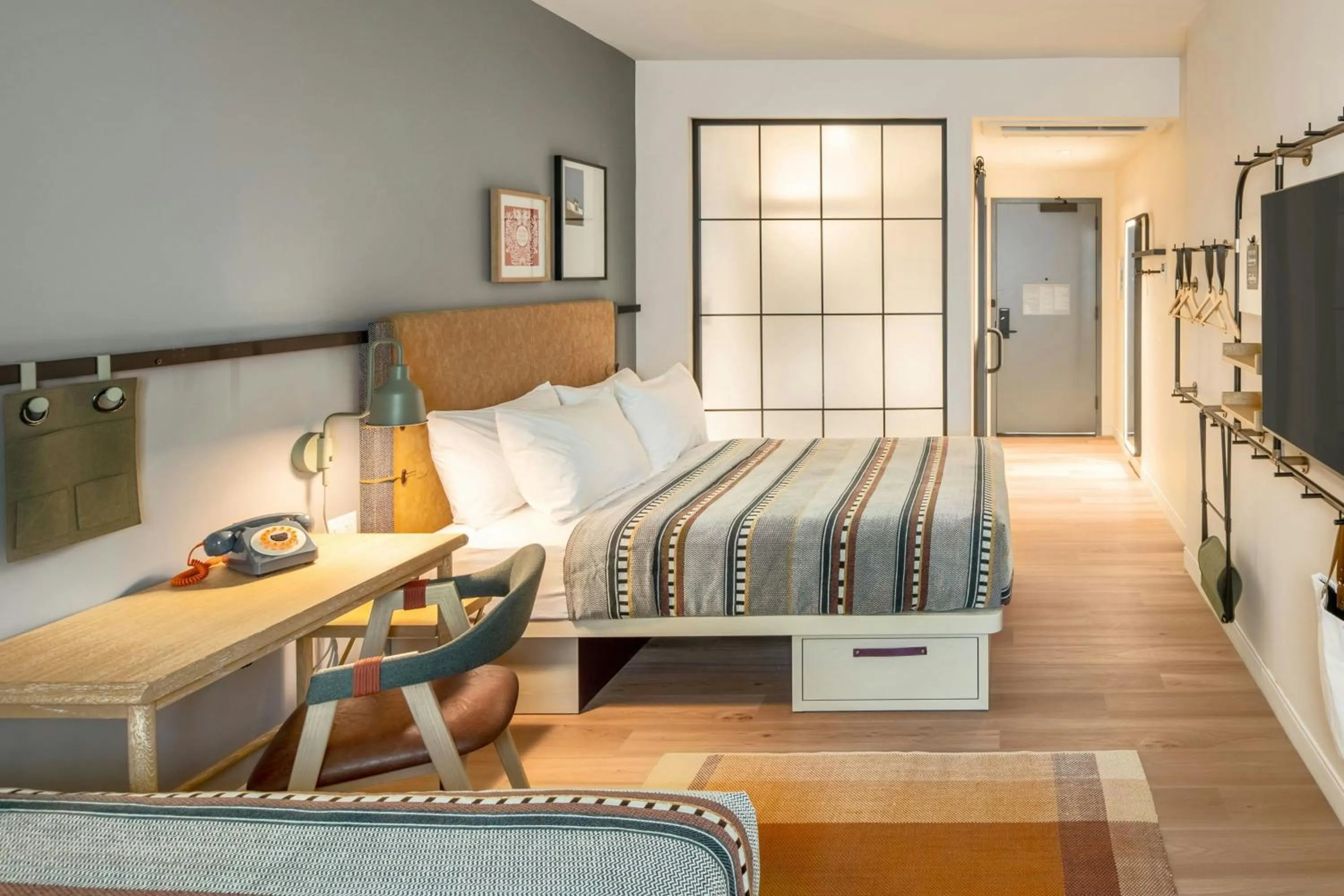 Photo of the whole room, Bed in Moxy Cincinnati Downtown