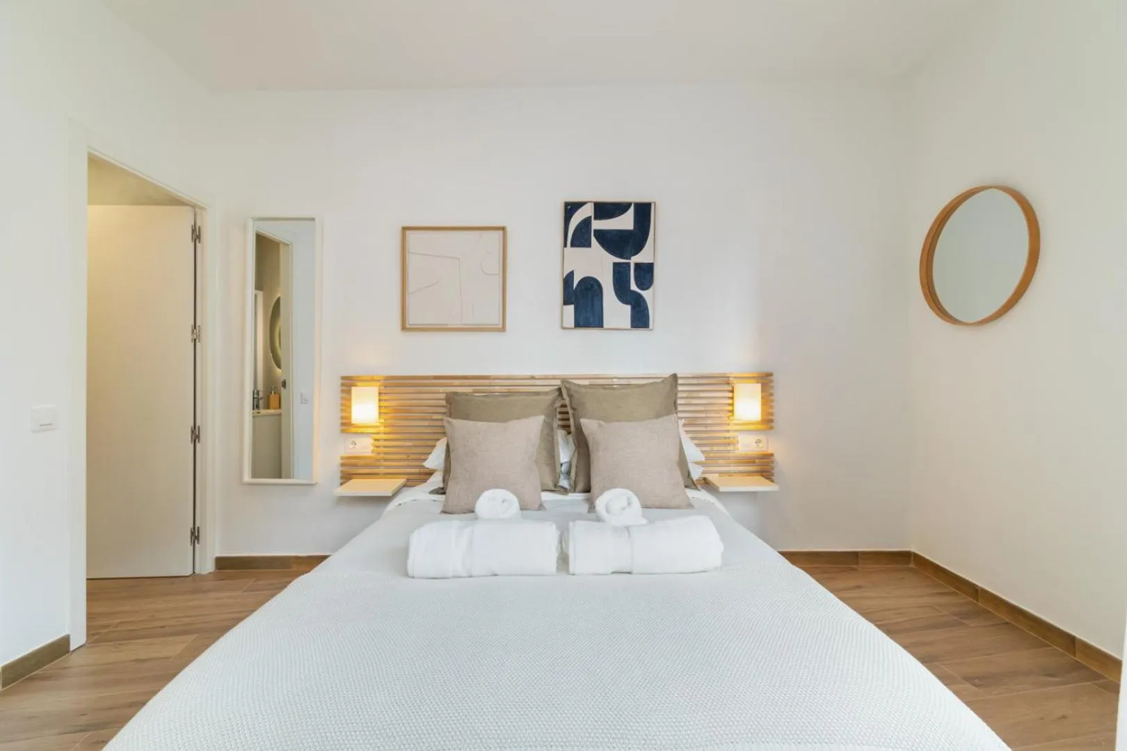 Photo of the whole room, Bed in Livinn House - Self Check in