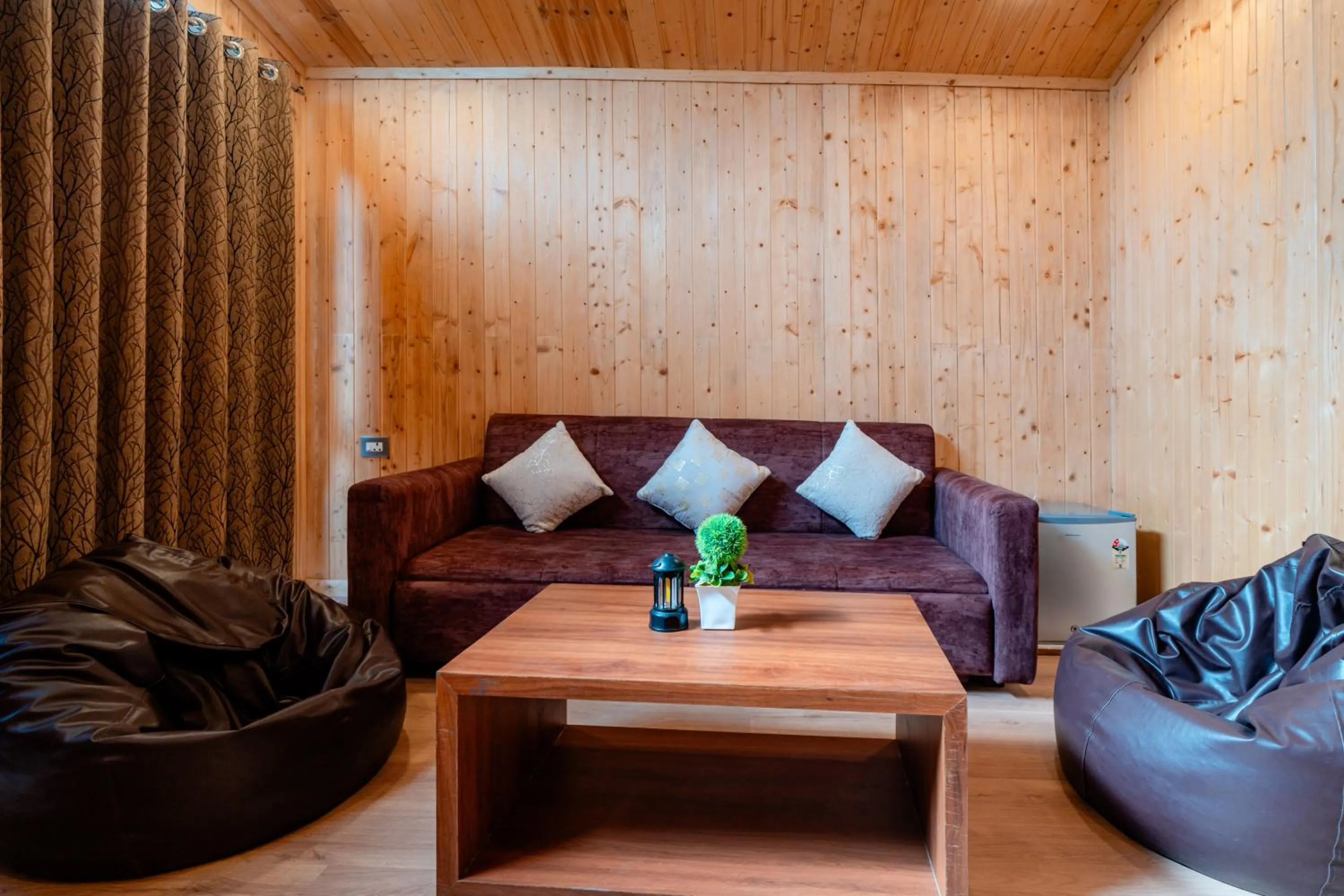 Seating area in Treebo Premium Mowgli's Den, Pench