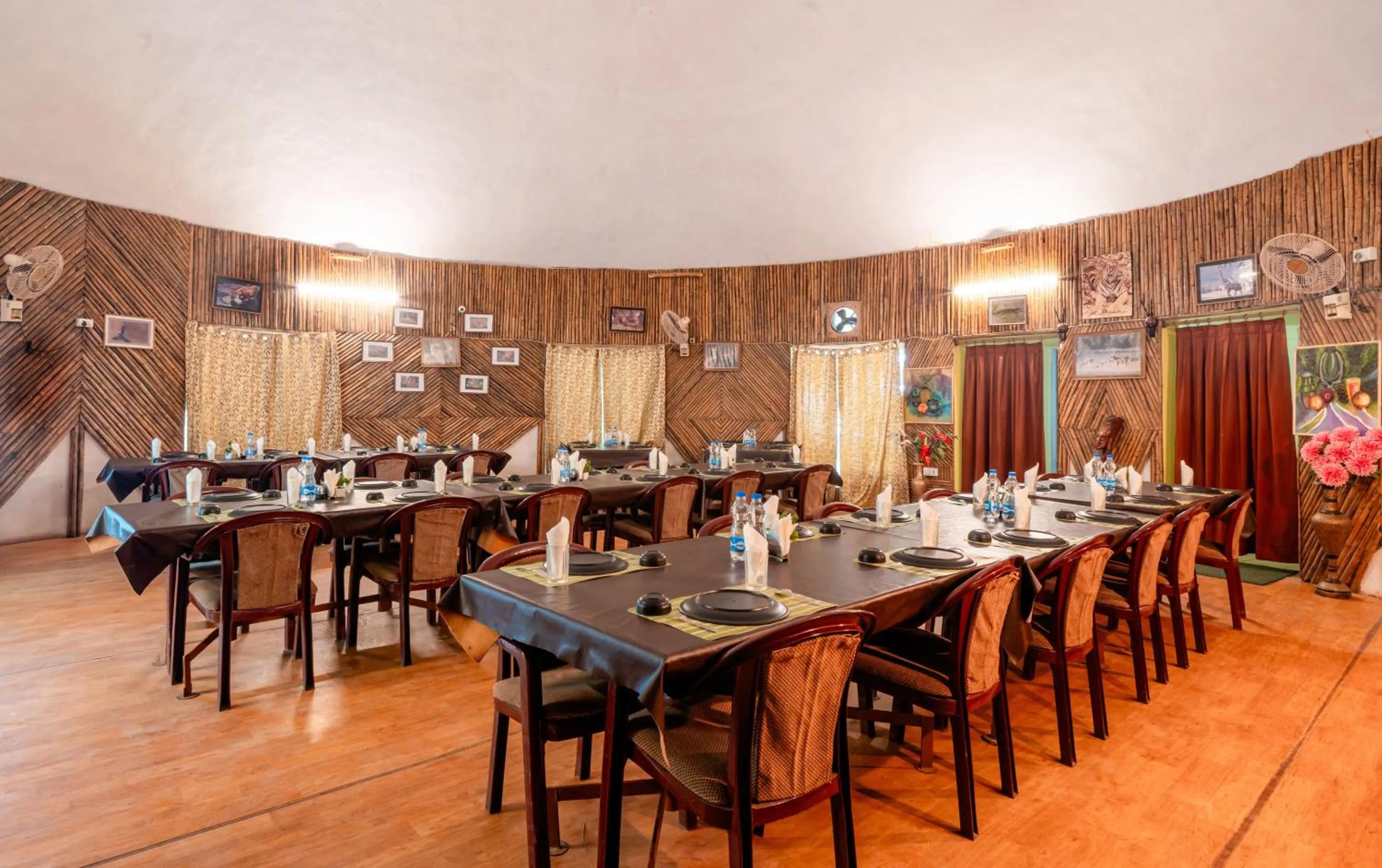 Restaurant/places to eat in Treebo Premium Mowgli's Den, Pench