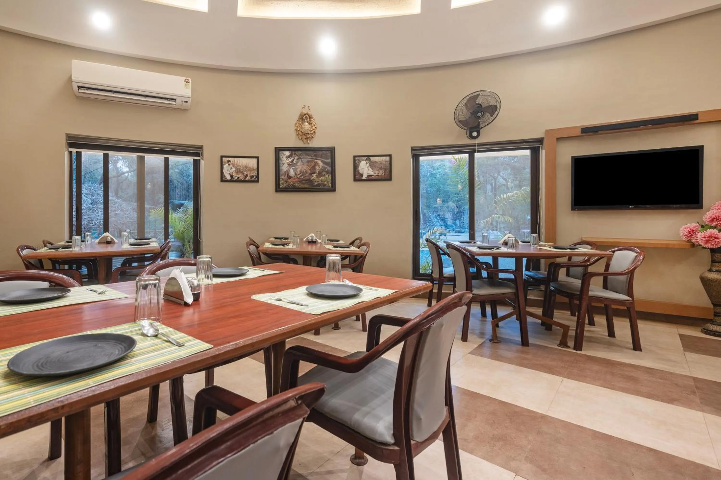 Restaurant/places to eat in Treebo Premium Mowgli's Den Pench with Swimming Pool