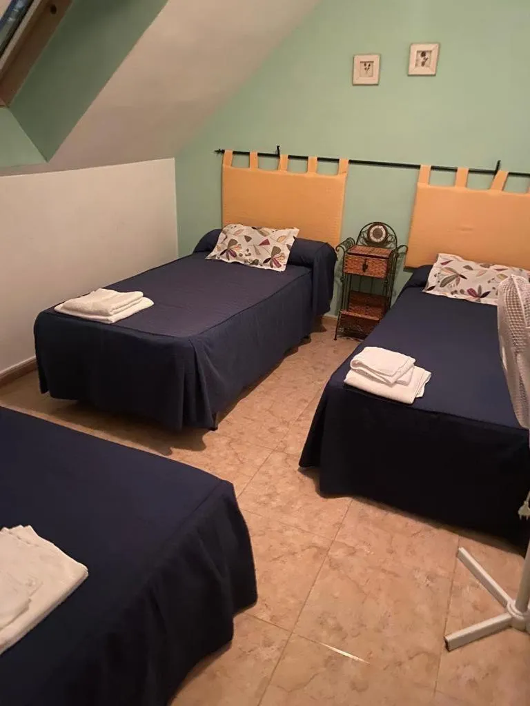 Bedroom, Bed in Hostal y Apartamentos la Vereda