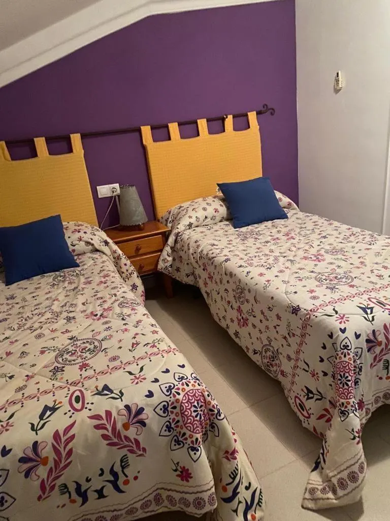 Bedroom, Bed in Hostal y Apartamentos la Vereda