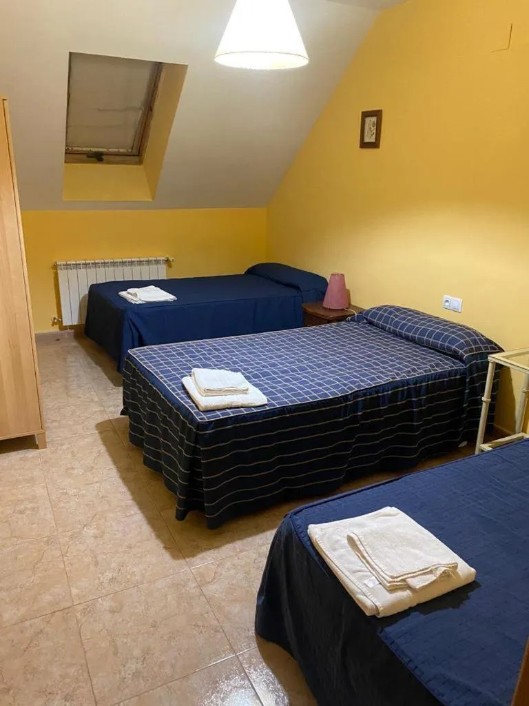 Bedroom, Bed in Hostal y Apartamentos la Vereda