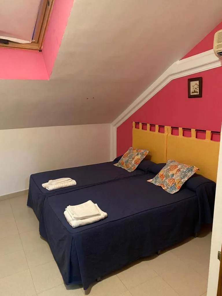 Bedroom, Bed in Hostal y Apartamentos la Vereda