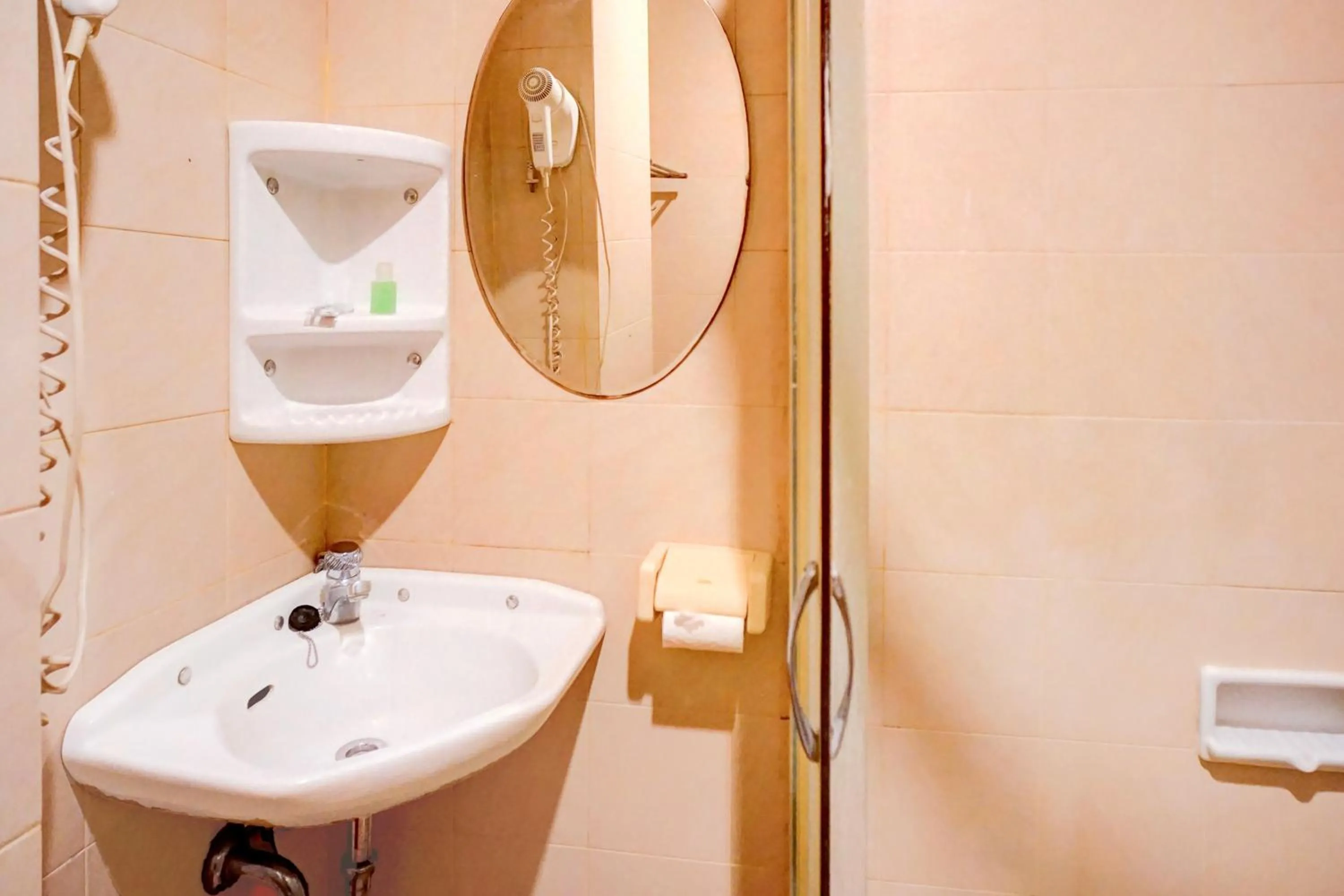 Bathroom in Collection O Peunayong Near Masjid Raya Baiturrahman Formerly Siwah Hotel