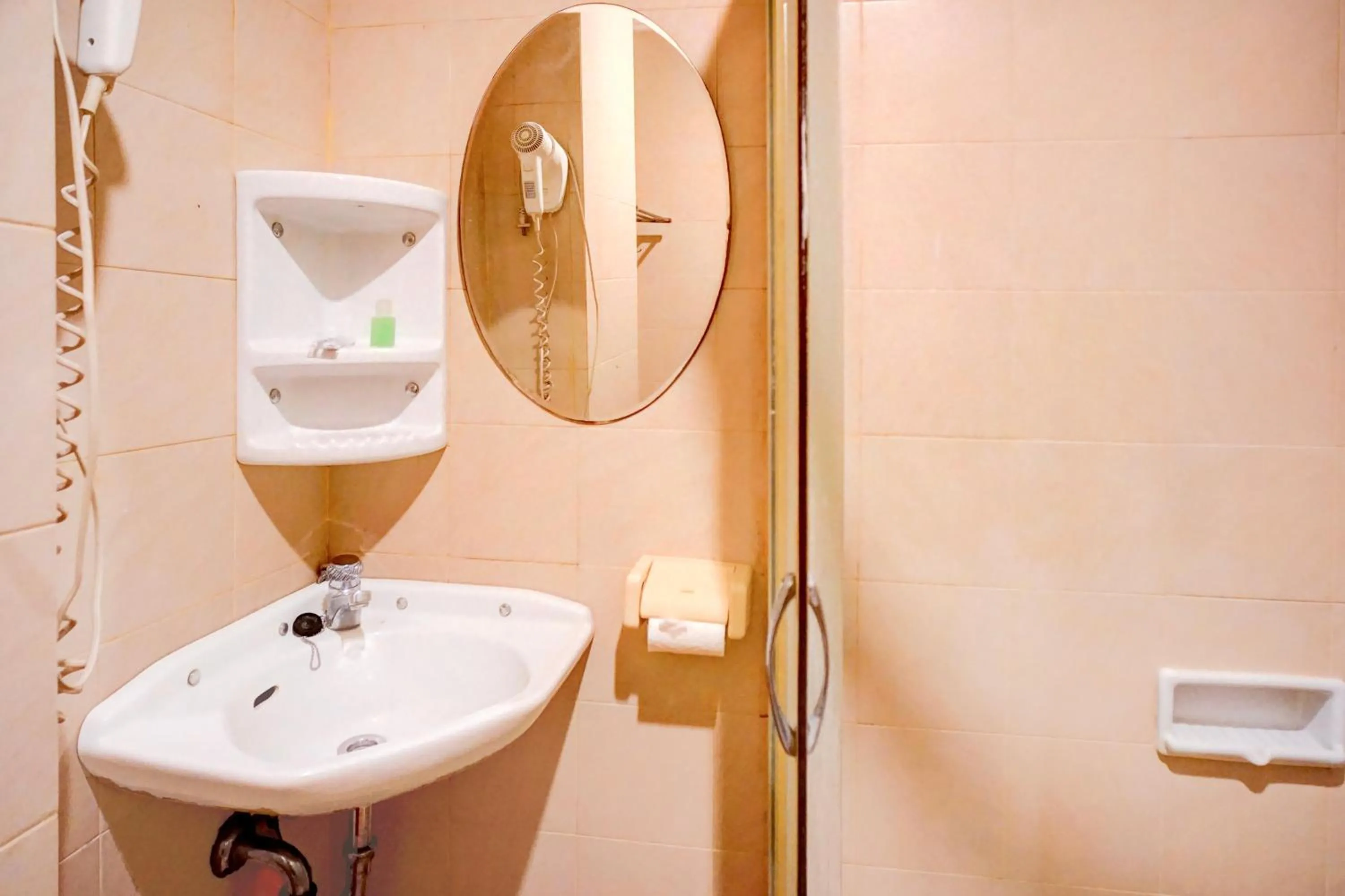 Bathroom in Collection O Peunayong Near Masjid Raya Baiturrahman Formerly Siwah Hotel