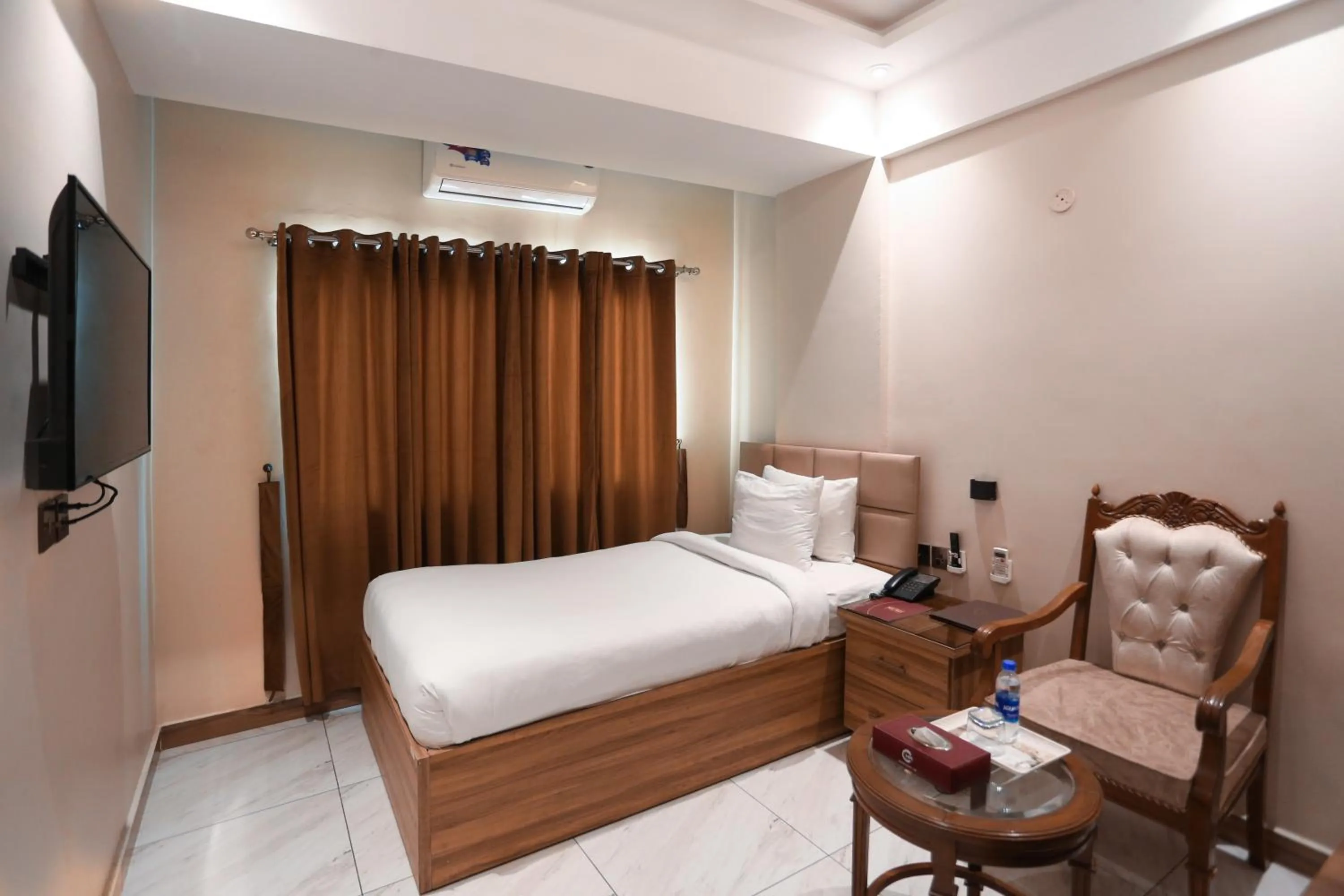 Bedroom in Hotel Pearl Inn