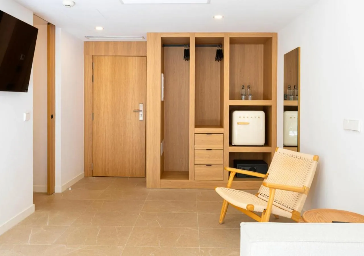 TV and multimedia in Las Gaviotas Suites Hotel & Spa