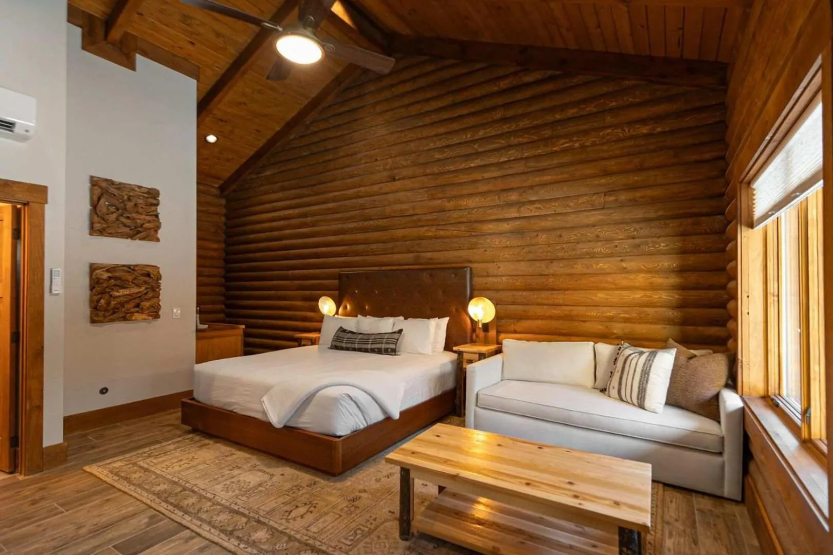 Photo of the whole room, Bed in The Timber at Holly Branch