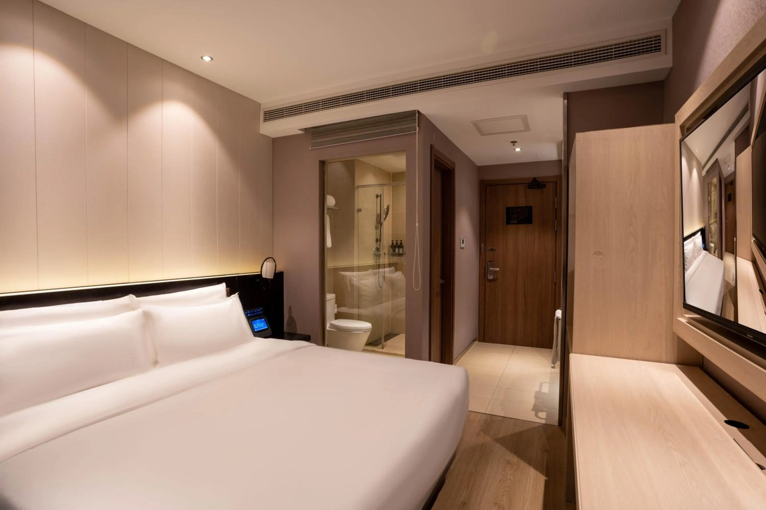Photo of the whole room, Bed in Crystal Hotel Shanghai Lujiazui Oriental Pearl Tower
