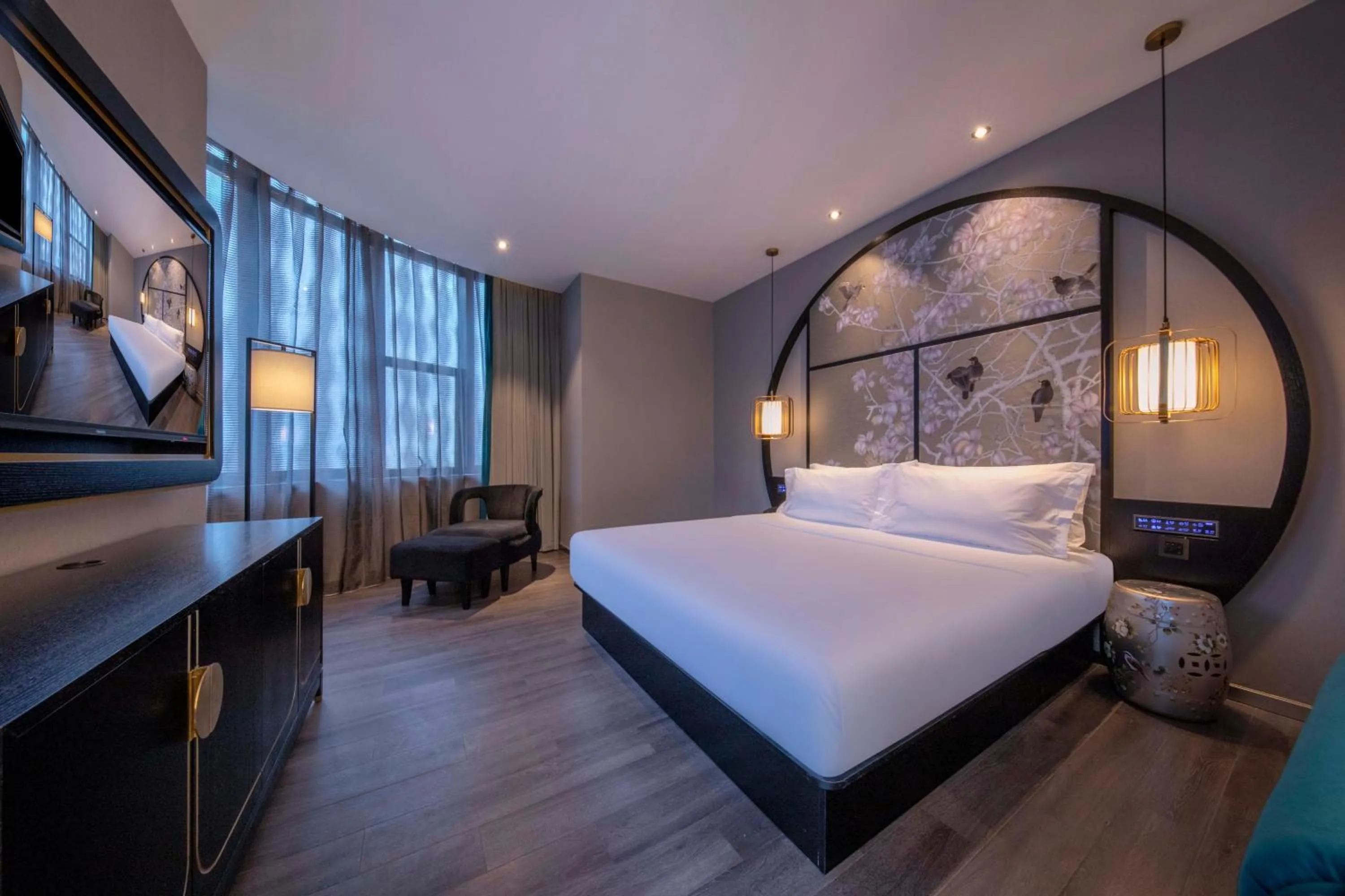 Photo of the whole room, Bed in Crystal Hotel Shanghai Lujiazui Oriental Pearl Tower