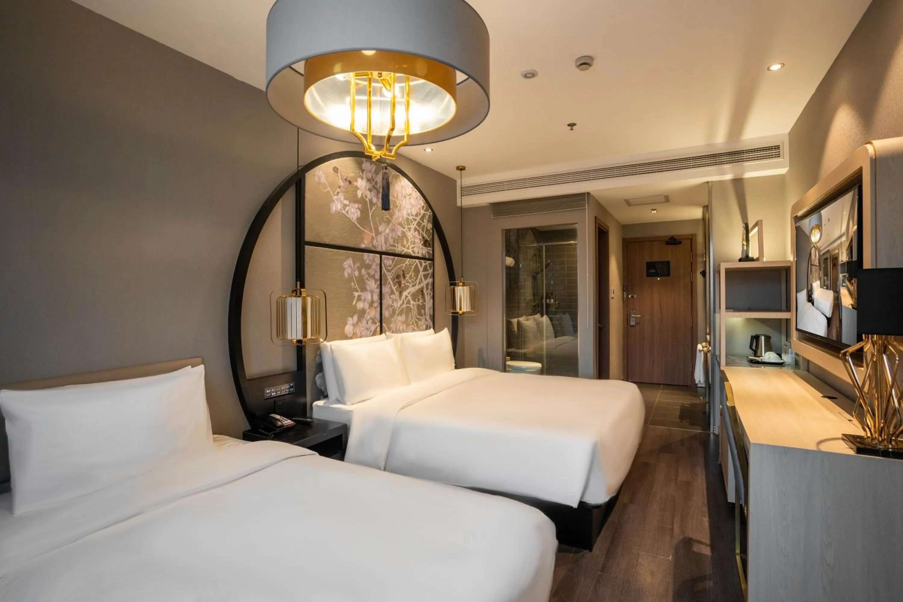 Photo of the whole room, Bed in Crystal Hotel Shanghai Lujiazui Oriental Pearl Tower